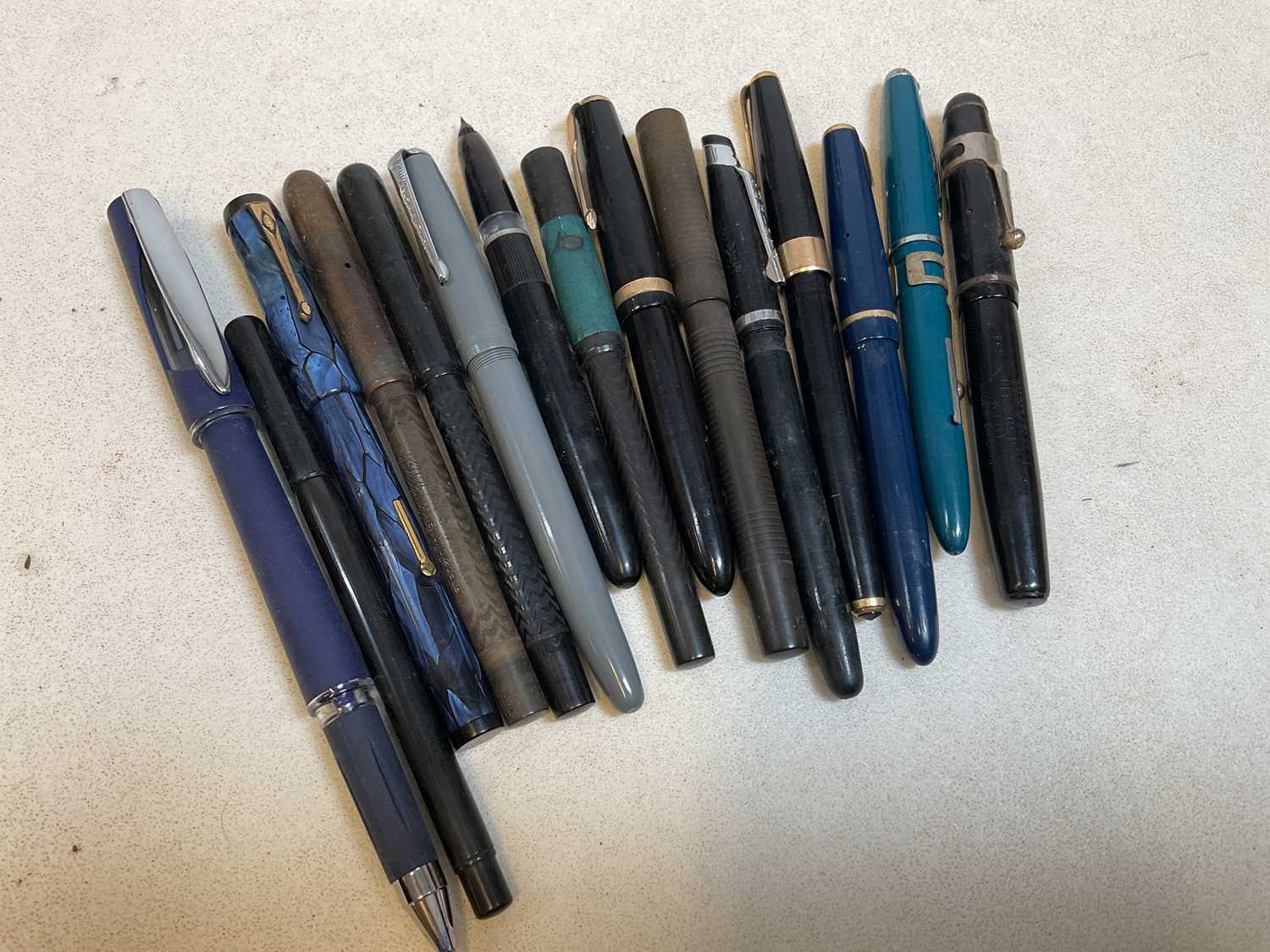 A group of vintage pens, including a Parker 17, a blue bodied Parker Victory, etc. - Image 2 of 3