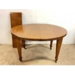 An oval dining table with additional leaf. 73cm h x 104cm d x 120cm w + 31cm leaf