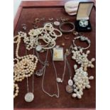 A collection of costume jewellery to include a 9ct gold ring, silver ring and brooches etc.