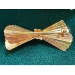 A 9ct yellow gold bow brooch, length 4cm, approx. 3.1g.