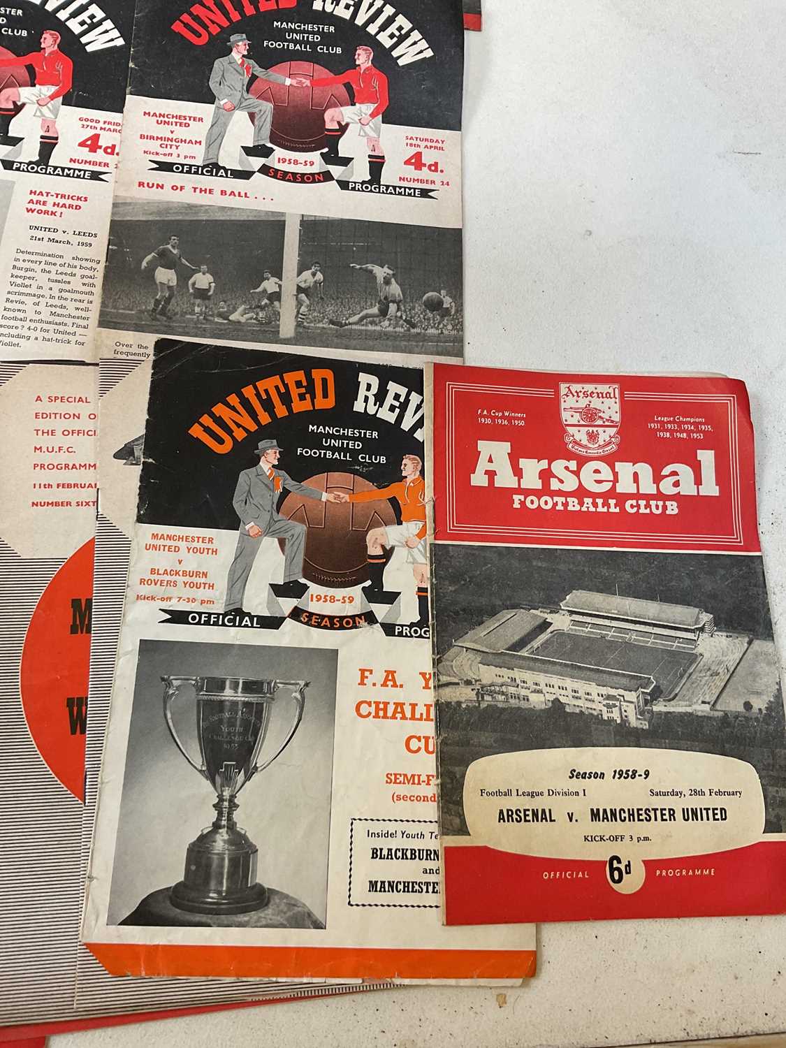 MANCHESTER UNITED F.C; 1958/59 season, thirty home league programmes (some duplicates), Arsenal away - Image 2 of 6
