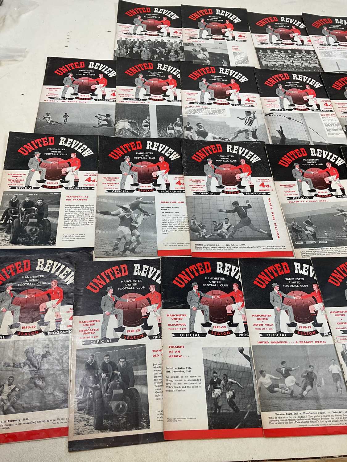 MANCHESTER UNITED F.C; 1958/59 season, thirty home league programmes (some duplicates), Arsenal away - Image 4 of 6