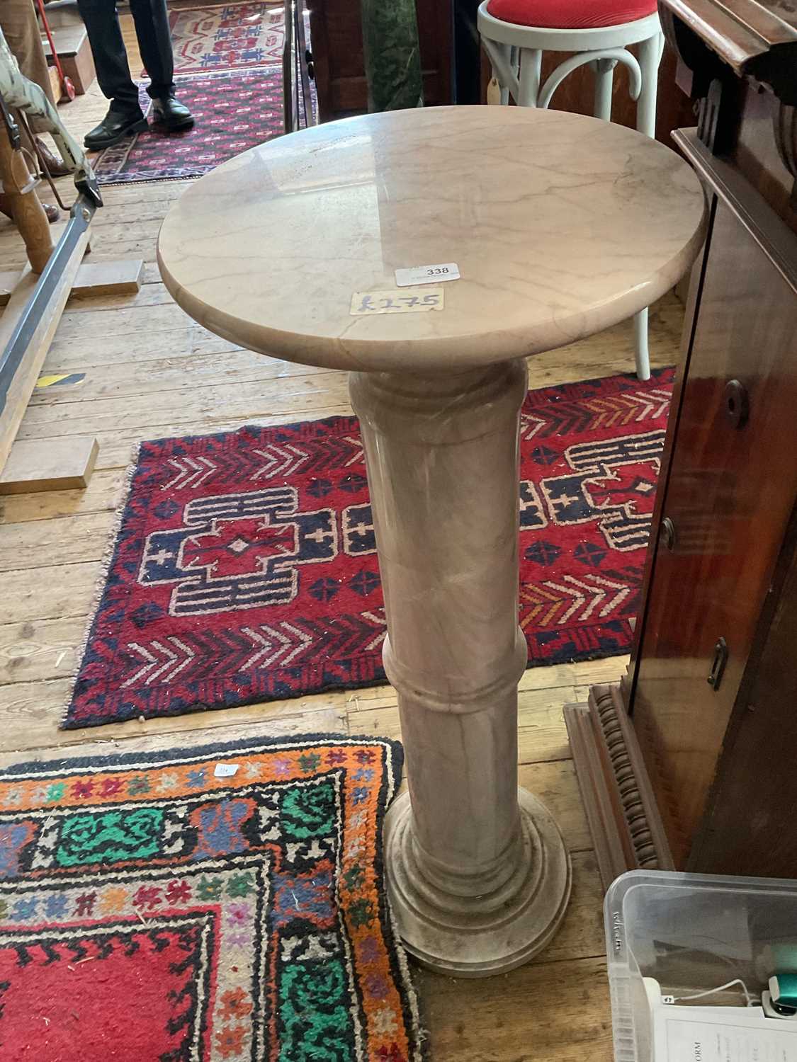 A decorative marble column, height 100cm, diameter of top 37cm.Provenance: Appears to be in fair - Image 5 of 5