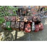 A collection of eighteen assorted petrol/oil cans (18)