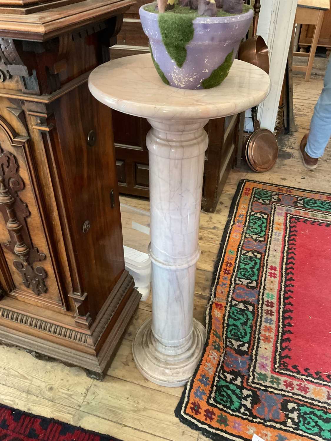 A decorative marble column, height 100cm, diameter of top 37cm.Provenance: Appears to be in fair - Image 3 of 5