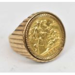 An Edwardian VII 1902 sovereign in 9ct yellow gold ring mount, total approx 13.3g.