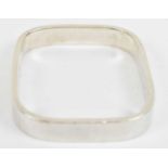 A chunky hallmarked silver bangle, approx 2.23ozt/69.5g