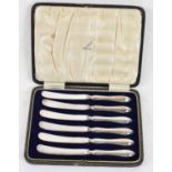A set of six George V silver handled cake knives, Sheffield 1922.