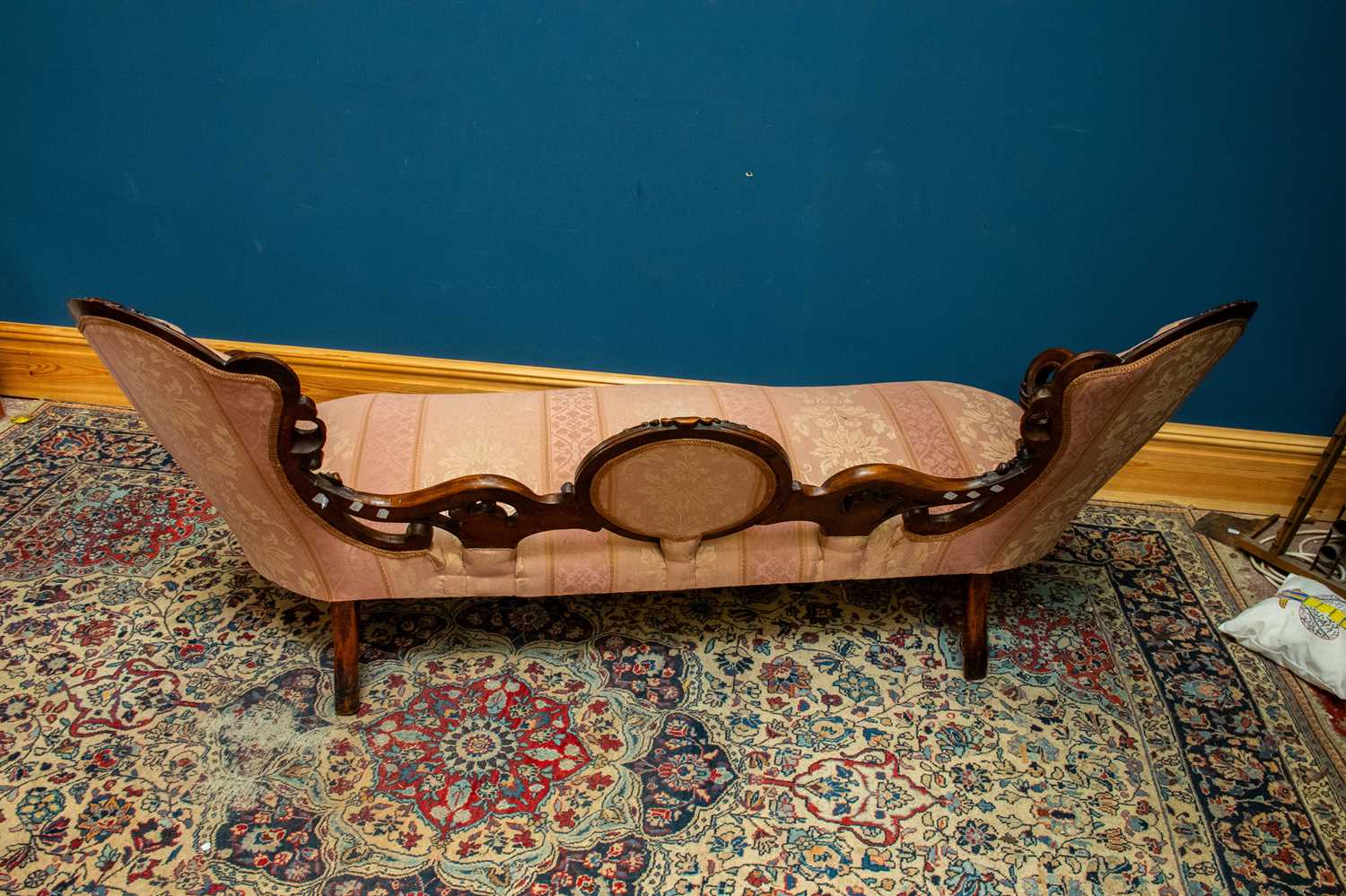A Victorian carved walnut framed settee with scrolling back, upholstered in a salmon pink and floral - Image 4 of 4
