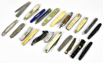 A collection of assorted fruit and pocket knives to include a novelty example in the form of a shoe,