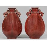 Paar Vasen mit Doppel-Löwenhenkeln und Ochsenblutglasur