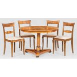 Biedermeier-Tisch und vier Stühle