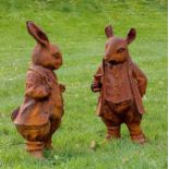 Zwei Gartenfiguren von Peter Rabbit und Mr. Ratty