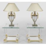 Paar dekorative Beistelltische und Salonlampen