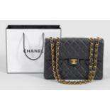 "Classic Flap Bag Jumbo" von CHANEL