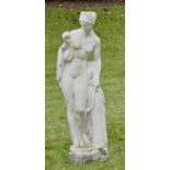 Badender weiblicher Akt mit Apfel als Parkskulptur