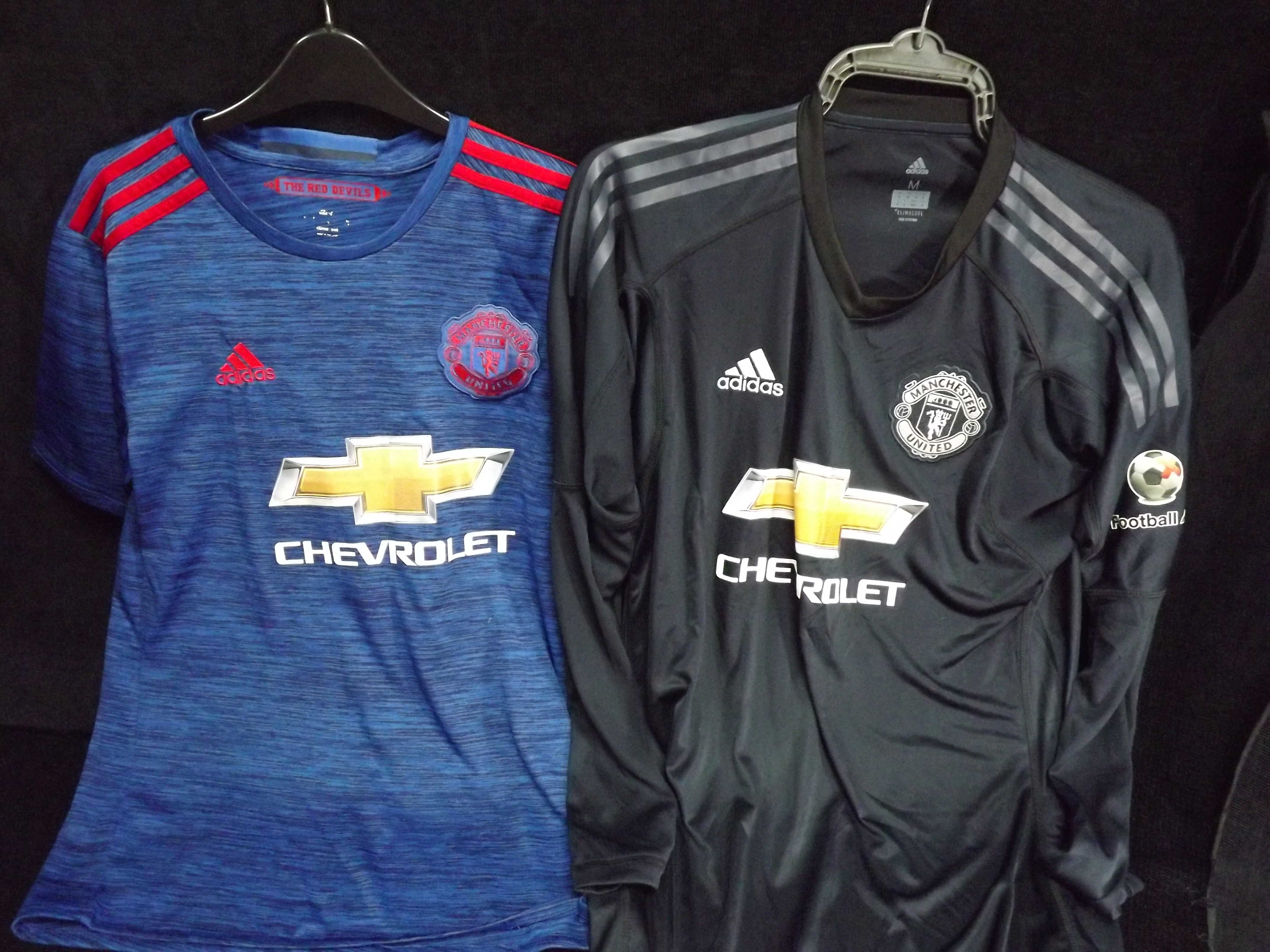 8 x Manchester United Football Shirts. Adidas Chevrolet. No.1 Home Goalkeeper Long Sleeve Shirt in - Image 8 of 9