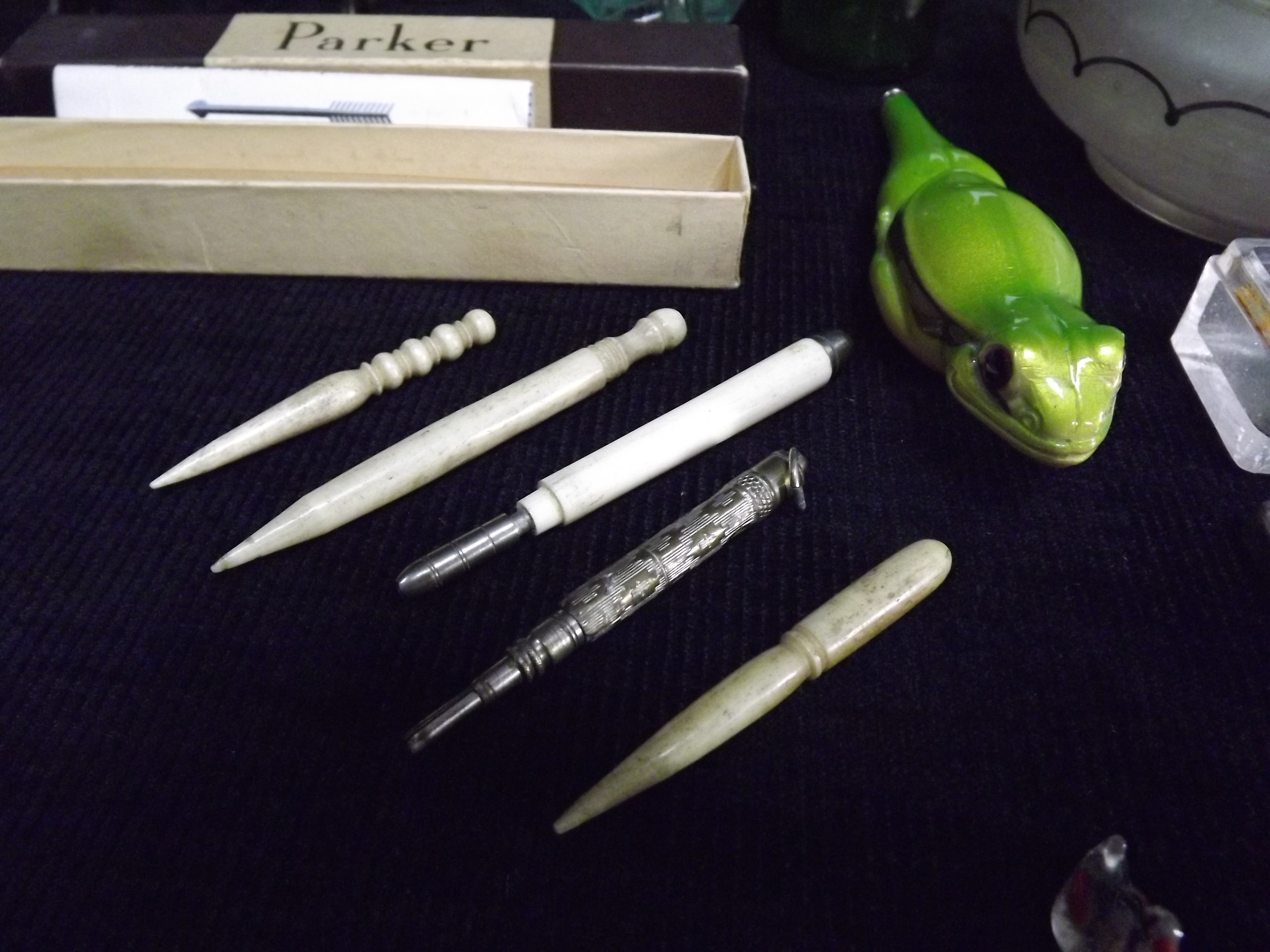 Collectors Items. Writing Equipment and Propelling Pencils including Bone examples and a Parker - Image 2 of 10