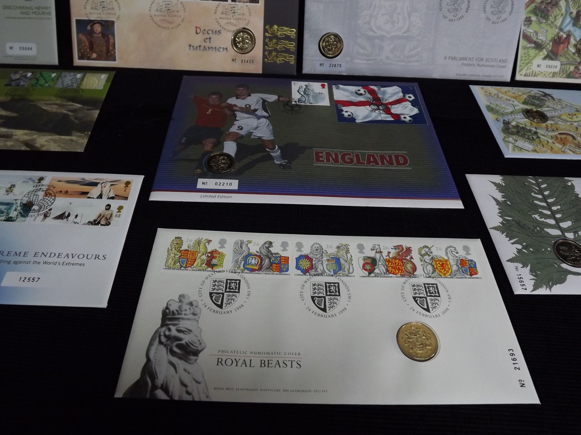 10 x GB Royal Mint Uncirculated £1 Coins Queen Elizabeth II in Royal Mail Stamp Sets. 2 x Welsh - Image 4 of 7