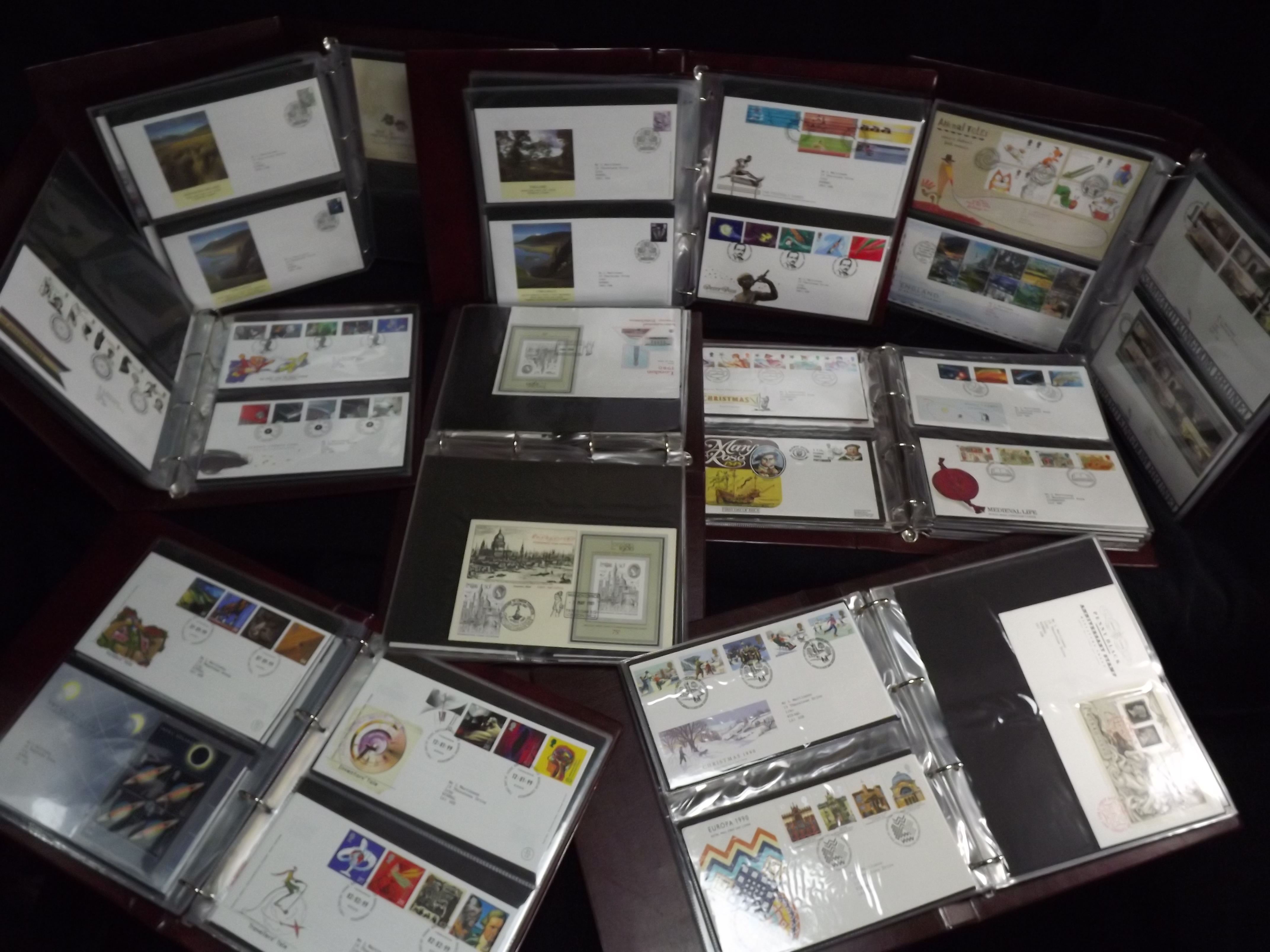 Large Quantity of Great British First Day Covers, Postcards and a few Mint Stamps. 20th century - Image 11 of 32