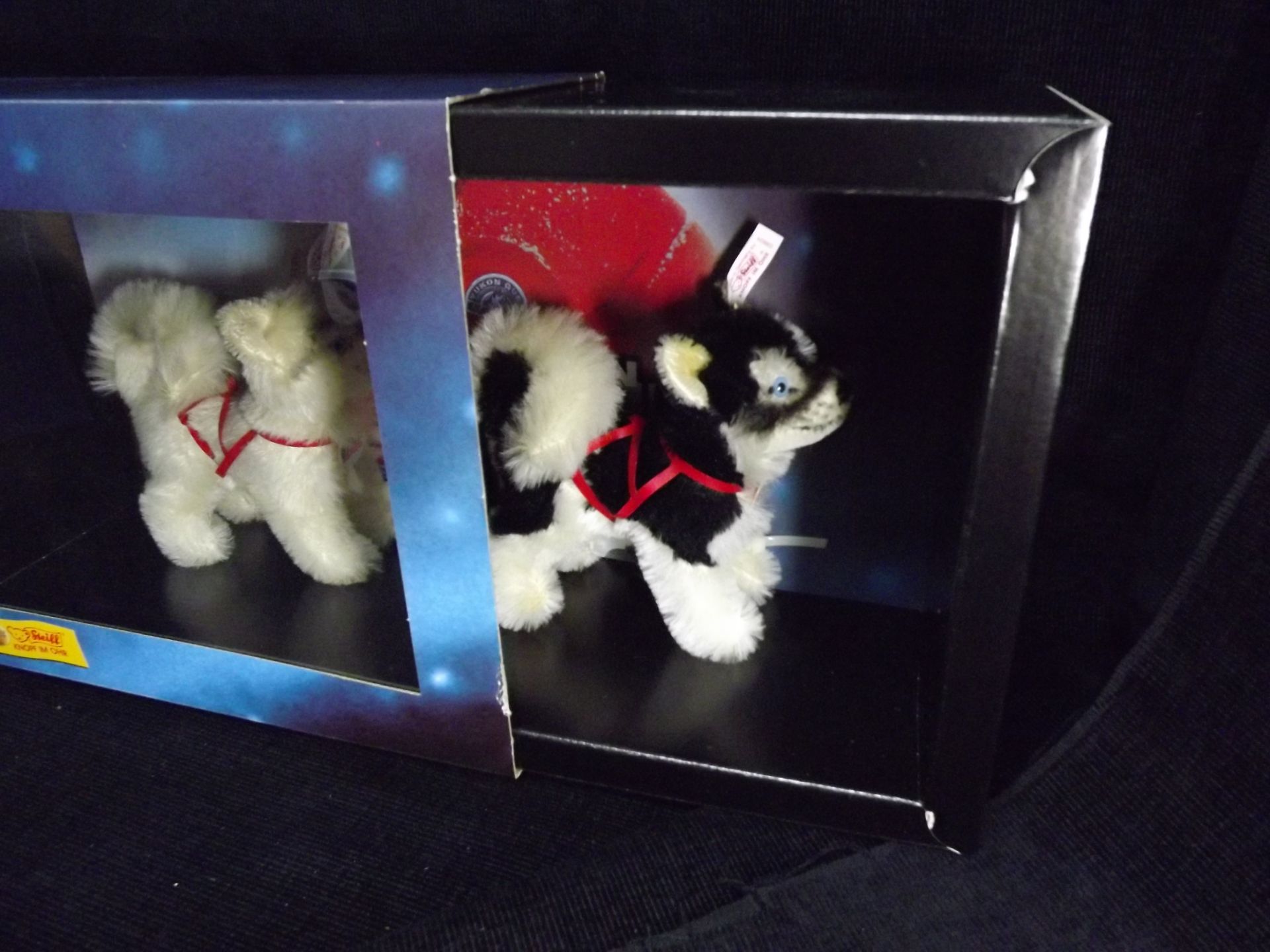 Germany Margarete Steiff - 1 x 038624 'Husky Set' 1999. 1 x Musher Doll and 2 x Husky Dogs. Fulda - Image 2 of 6