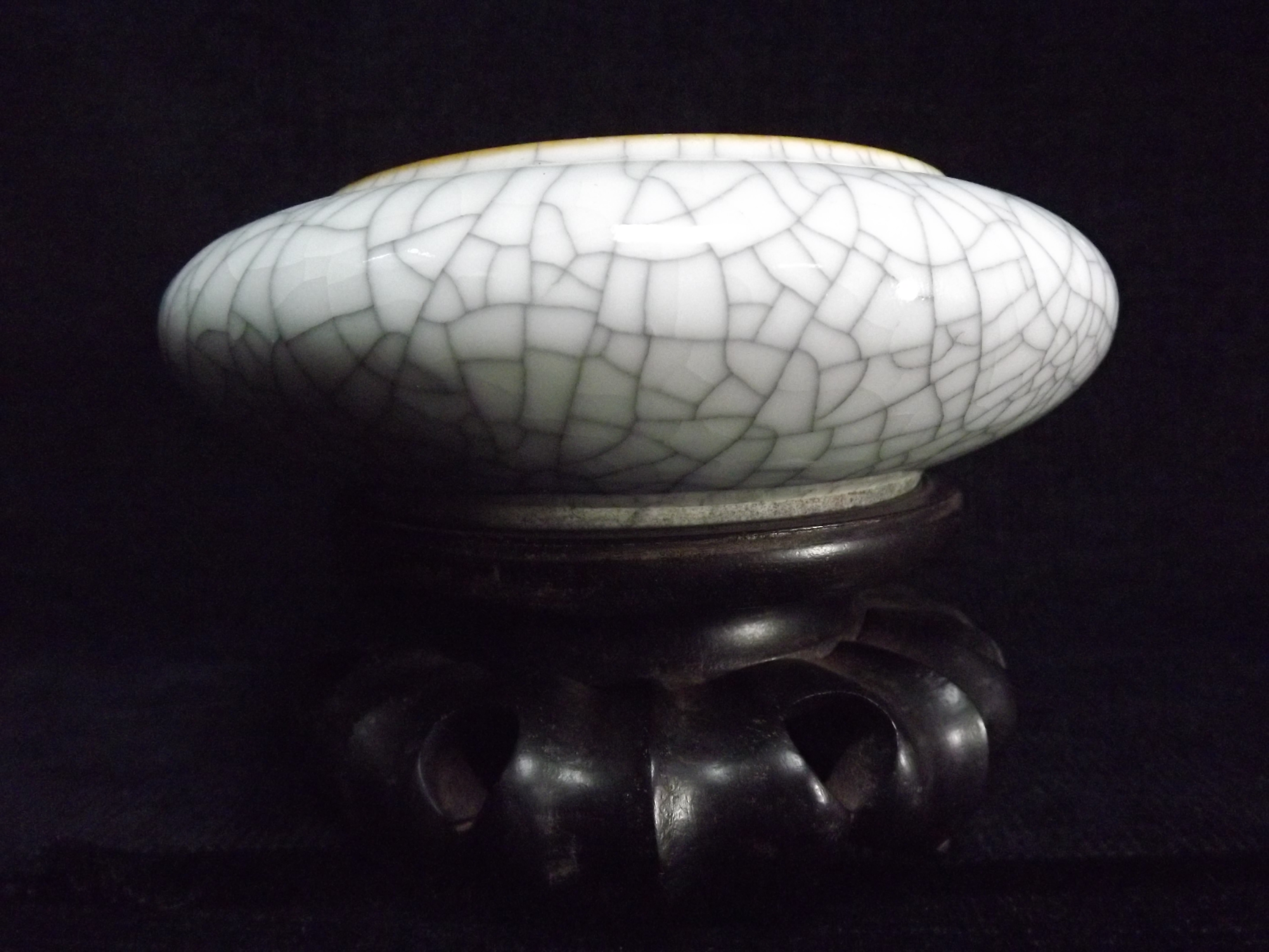 Chinese Ge Gu style shallow ceramic Dish on wooden stand. Typical crackle glaze pottery with iron - Image 2 of 8
