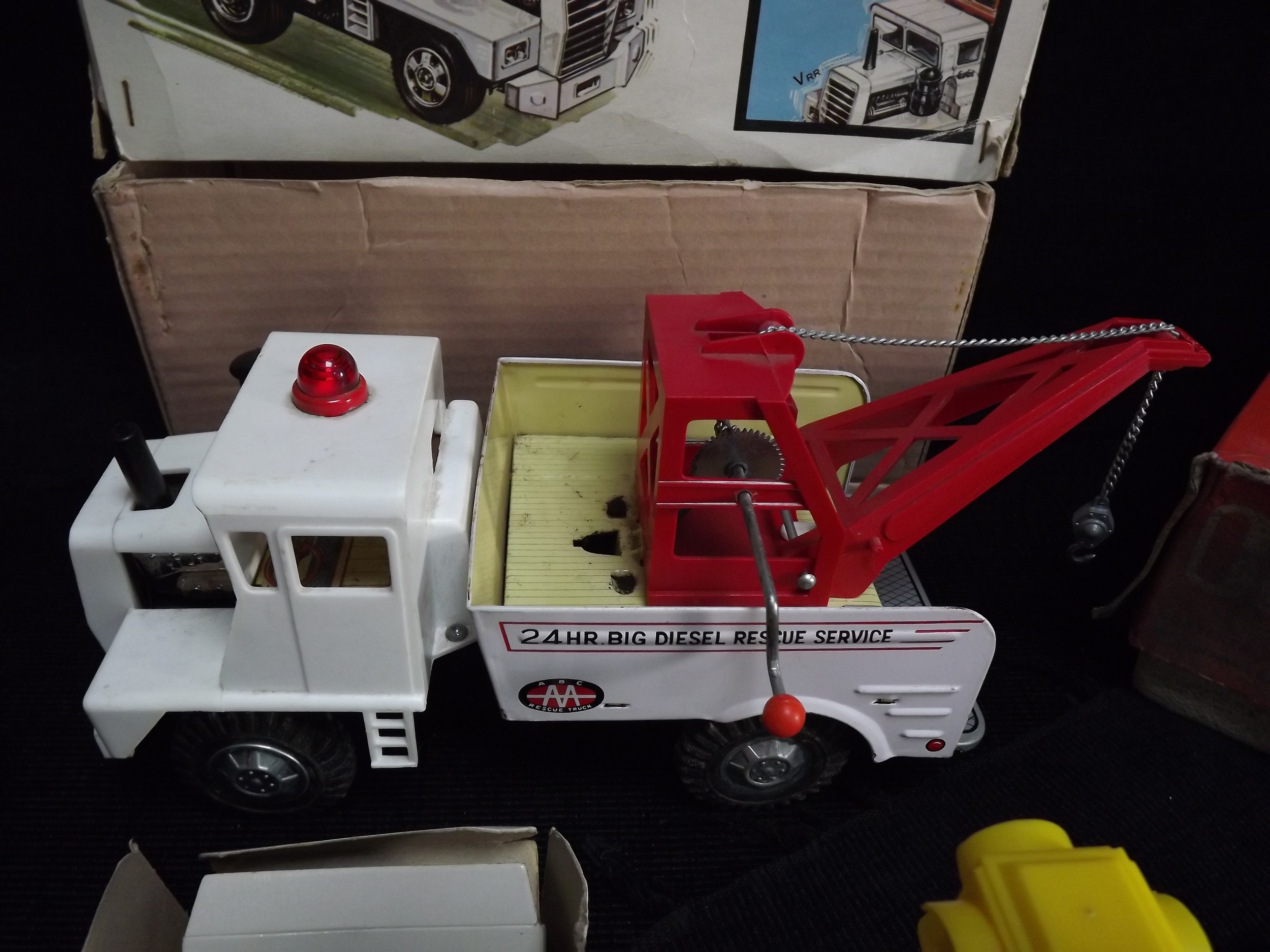3 x World Battery Operated Vehicle, Traffic Light and Empty Superfast Box. Hong Kong Mettoy ' - Image 5 of 12