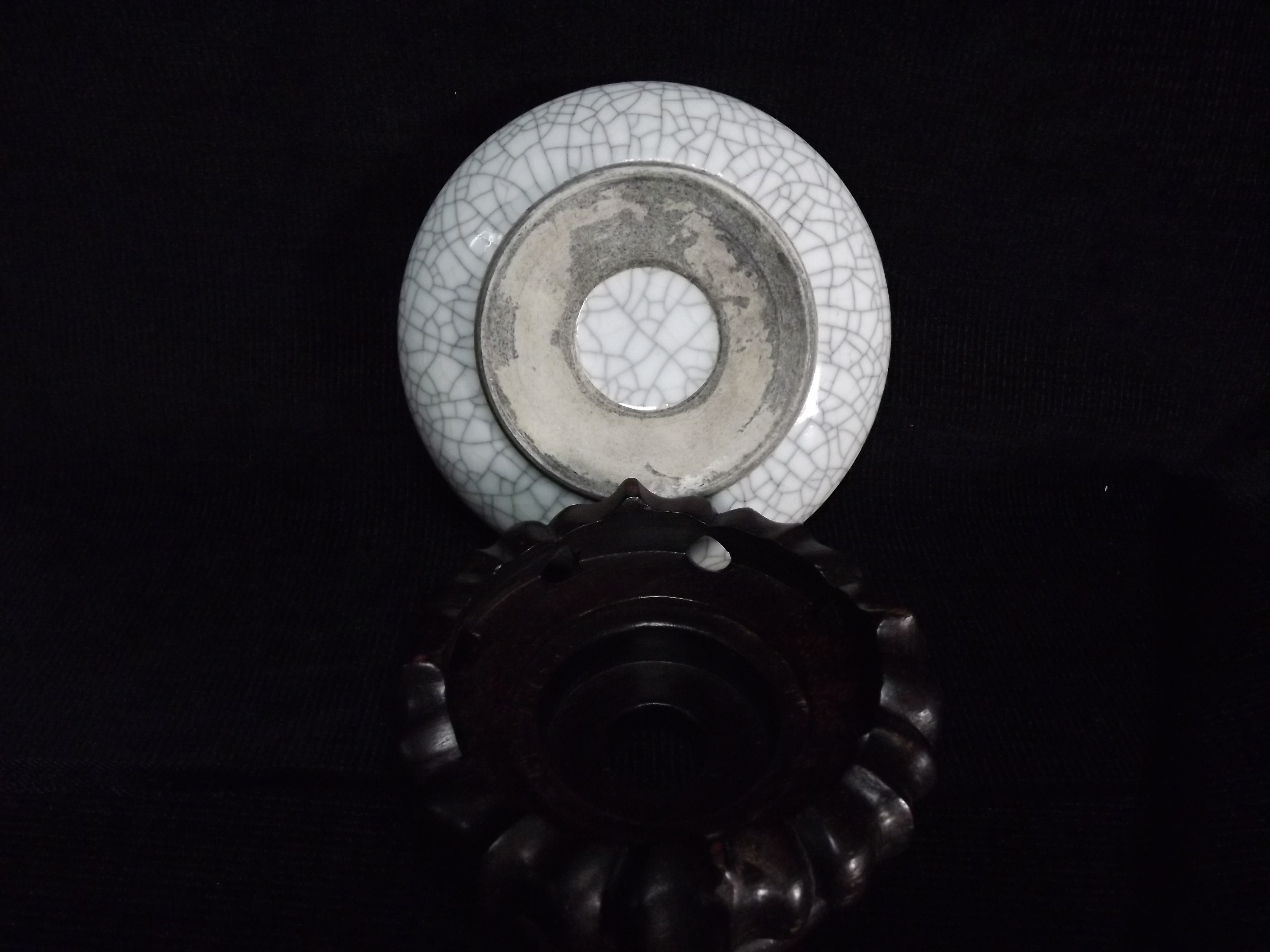 Chinese Ge Gu style shallow ceramic Dish on wooden stand. Typical crackle glaze pottery with iron - Image 4 of 8