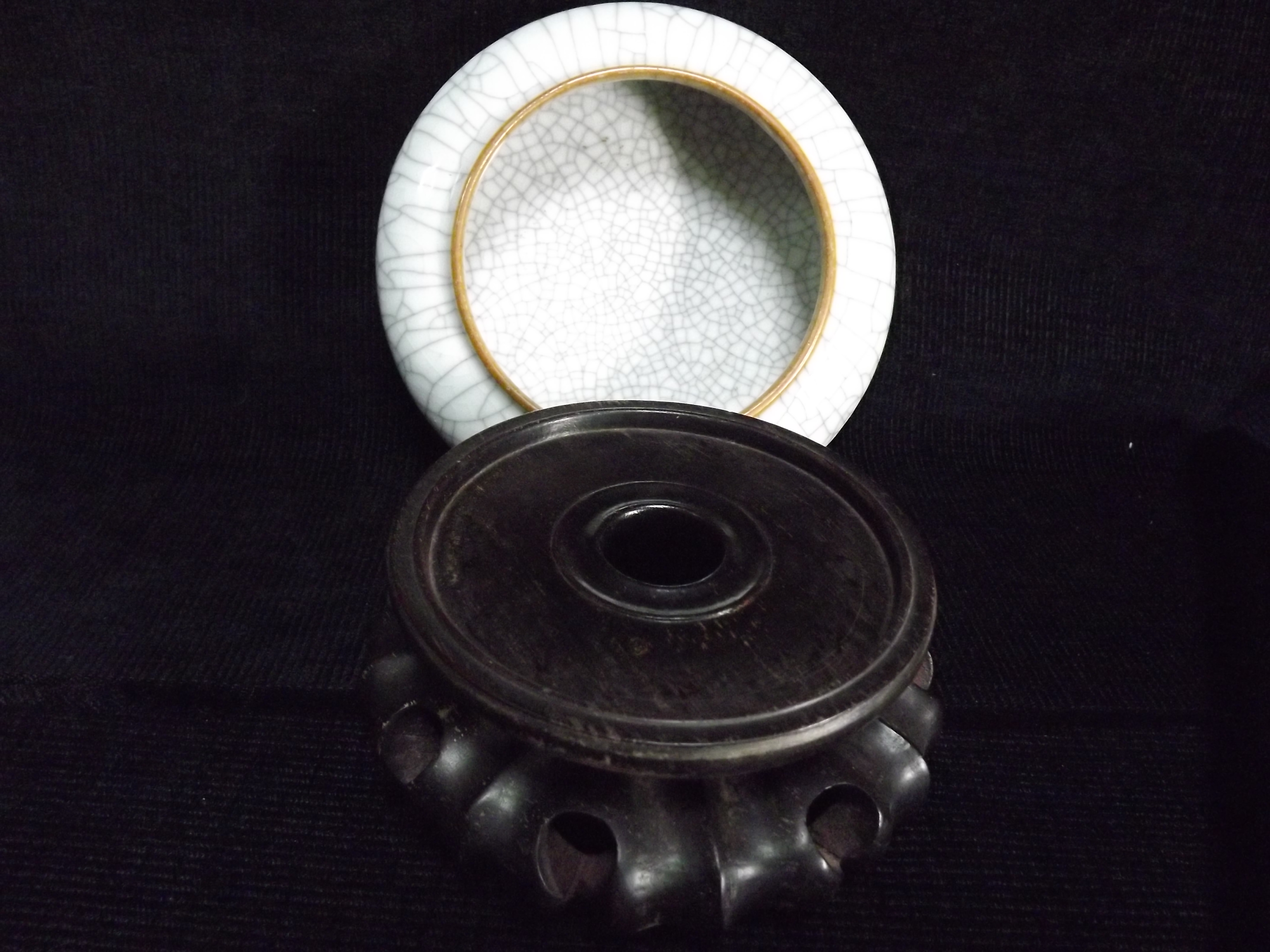 Chinese Ge Gu style shallow ceramic Dish on wooden stand. Typical crackle glaze pottery with iron - Image 3 of 8
