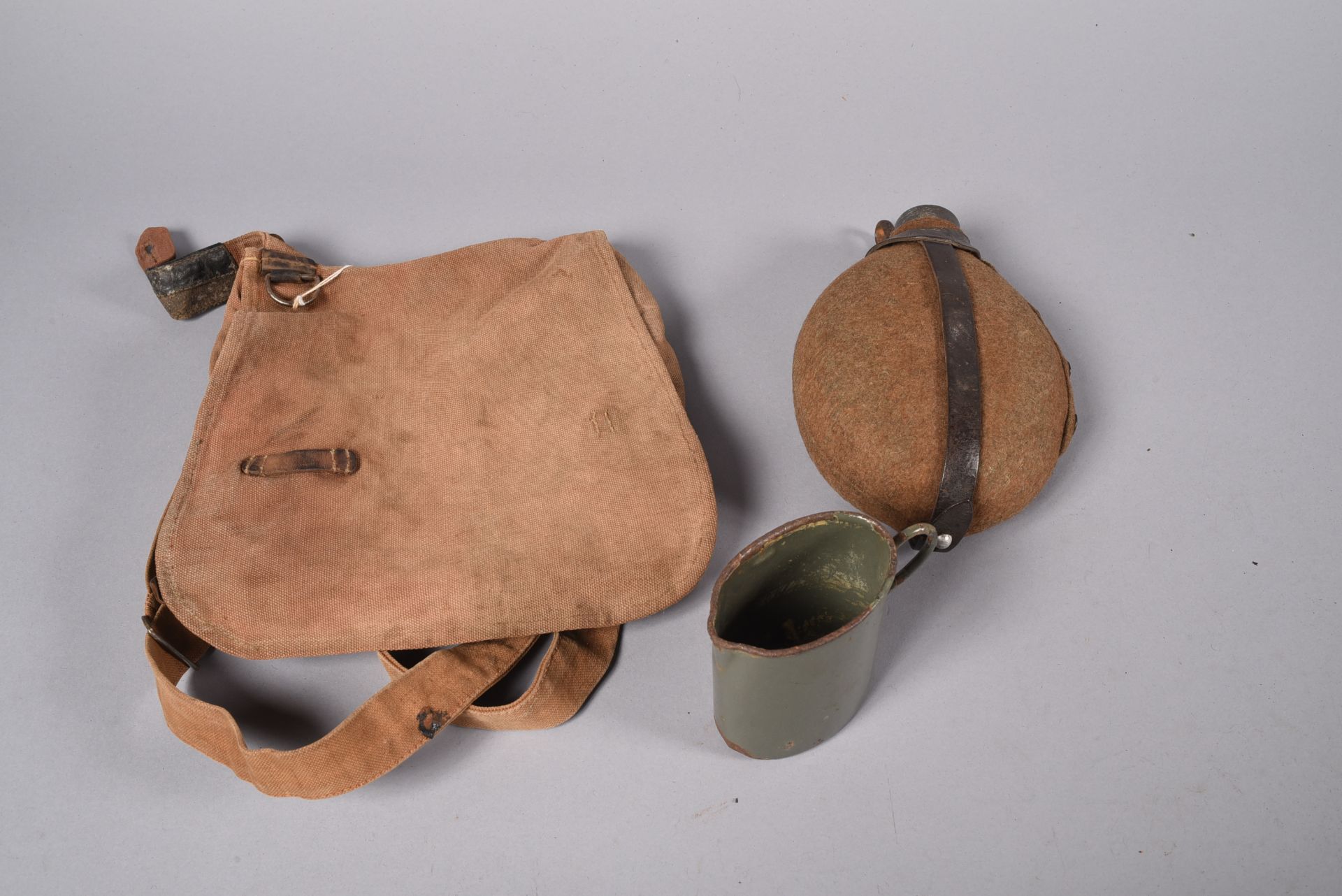 Lot composé d’un sac à pain cachou marqué de la garde BAG 1914 (absence de la sangle d’accrochage du