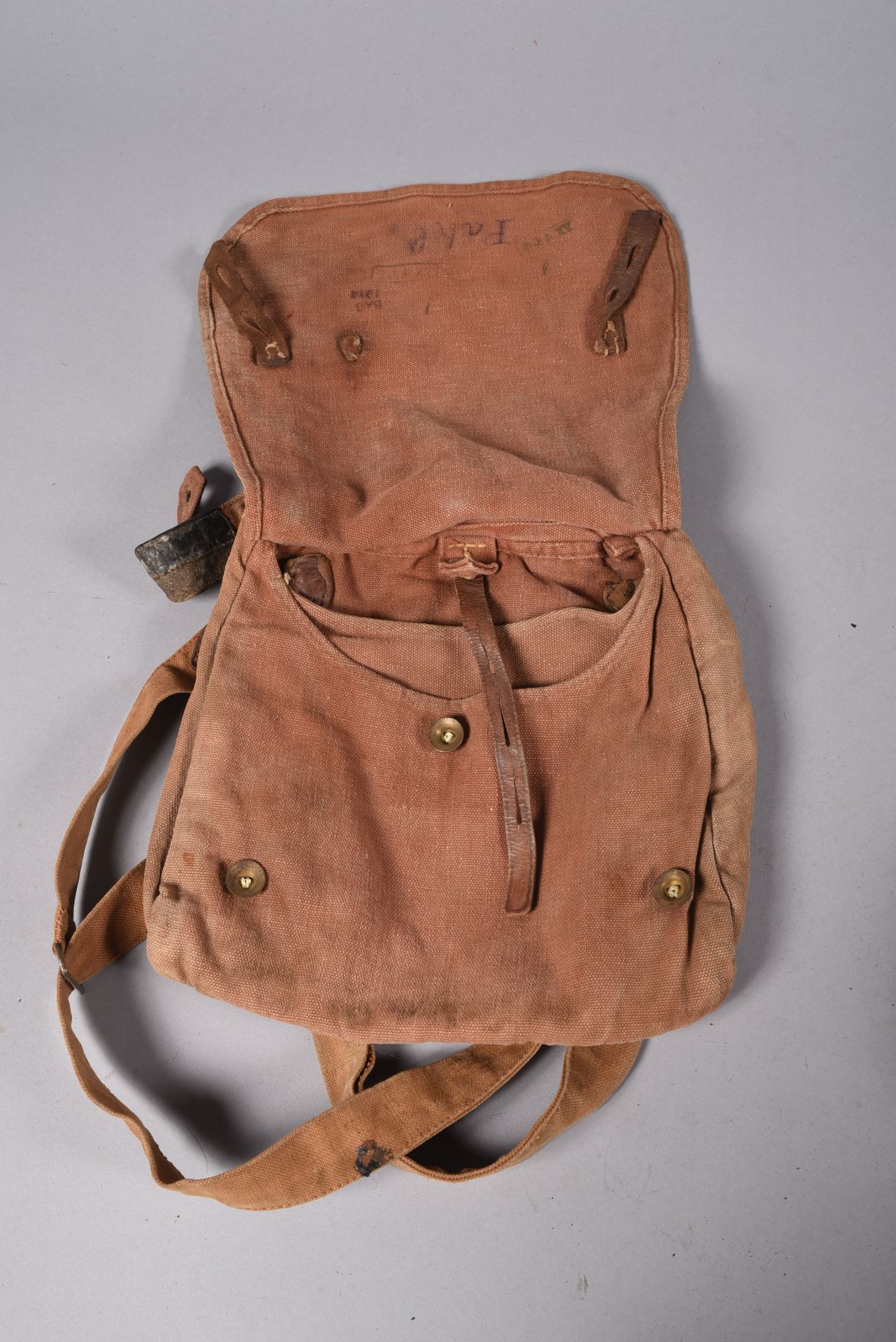 Lot composé d’un sac à pain cachou marqué de la garde BAG 1914 (absence de la sangle d’accrochage du - Image 3 of 4