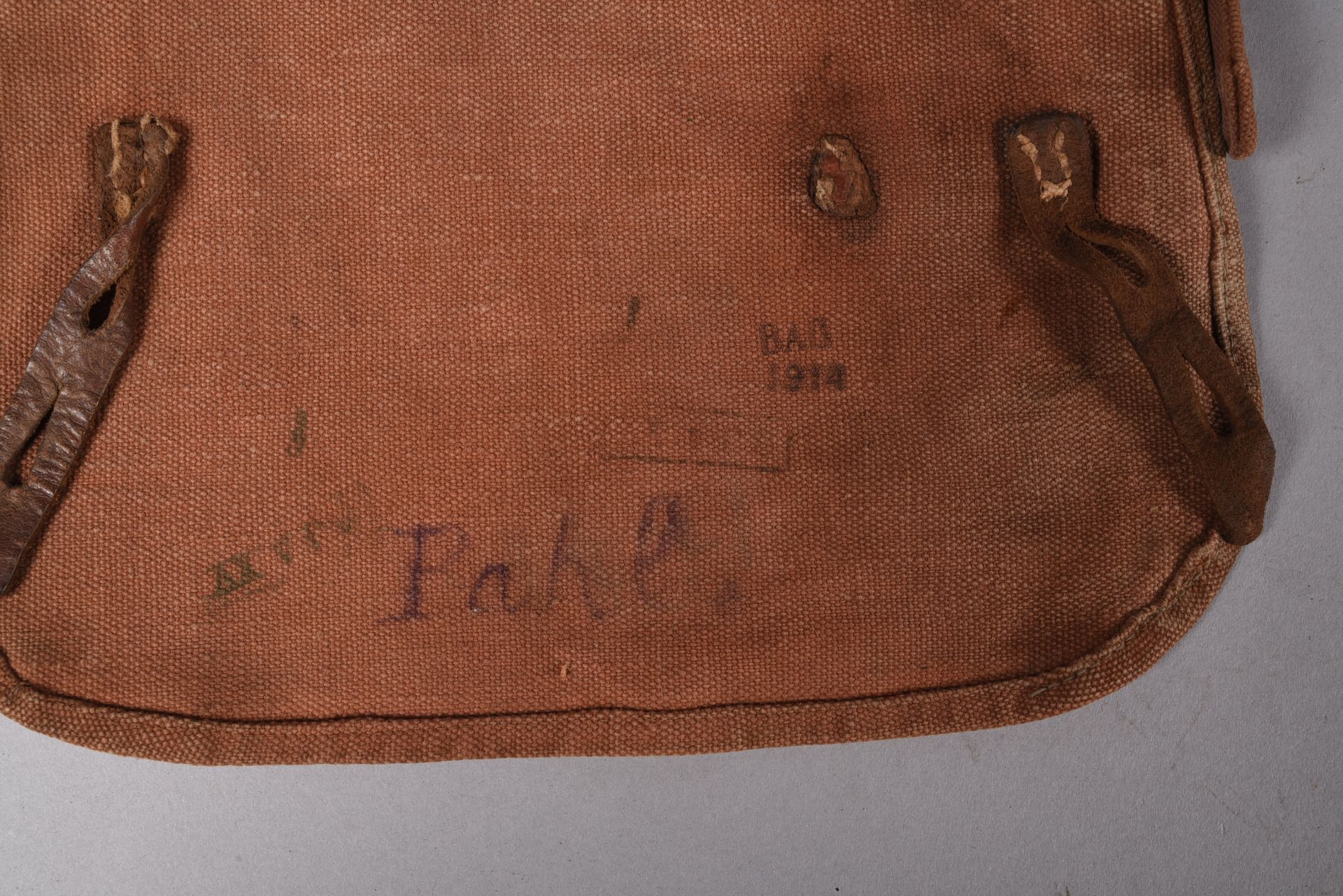 Lot composé d’un sac à pain cachou marqué de la garde BAG 1914 (absence de la sangle d’accrochage du - Image 4 of 4