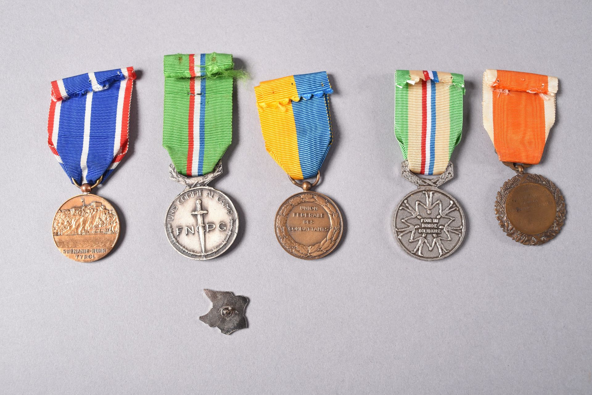 FRANCE. Ensemble de cinq décorations dont: deux médailles de la FNCPG; une médaille Rhénanie-Ruhr- - Image 2 of 2