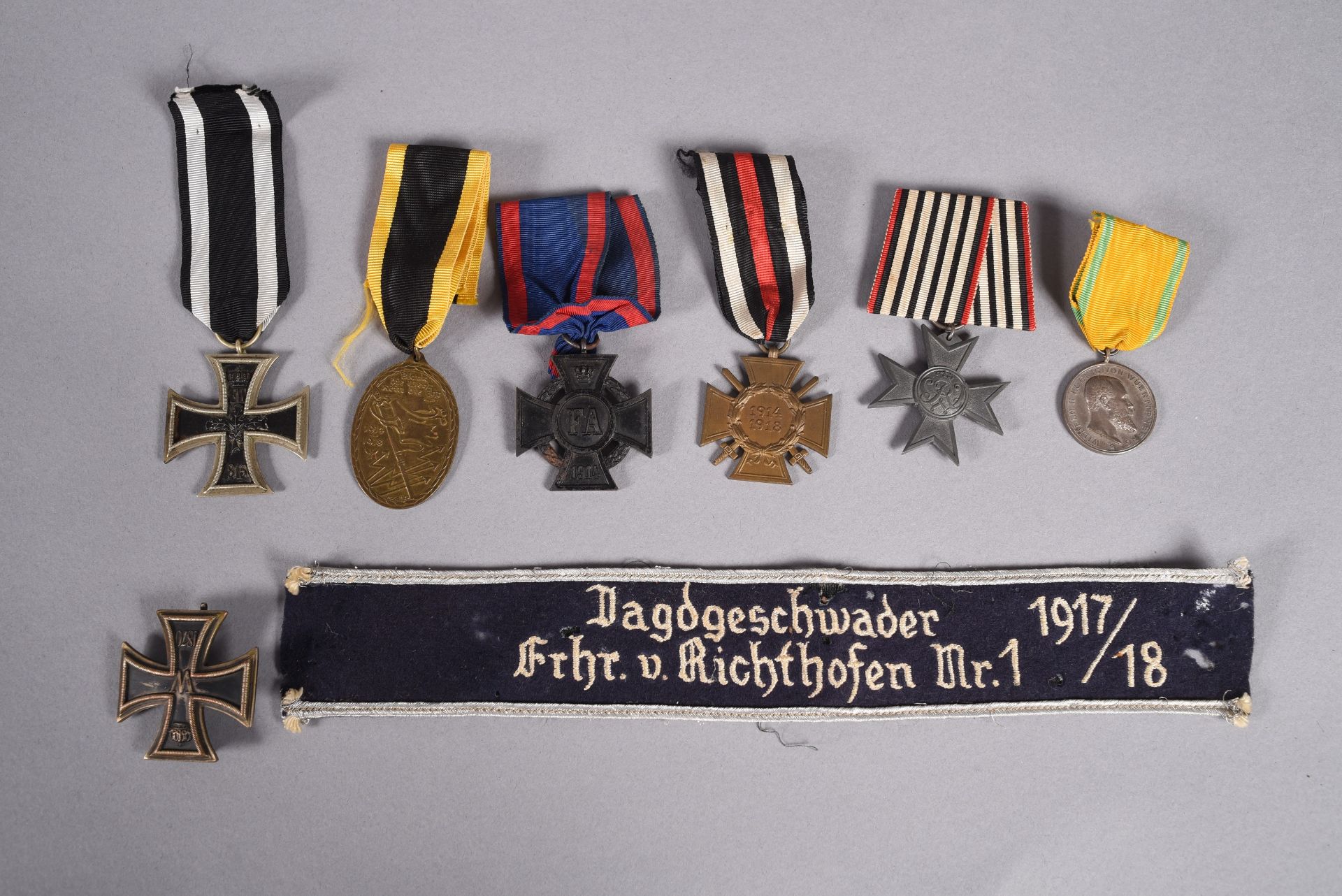 ALLEMAGNE. Ensemble de sept décorations dont: une EK2 1914; une EK1 1870 (copie); une médaille
