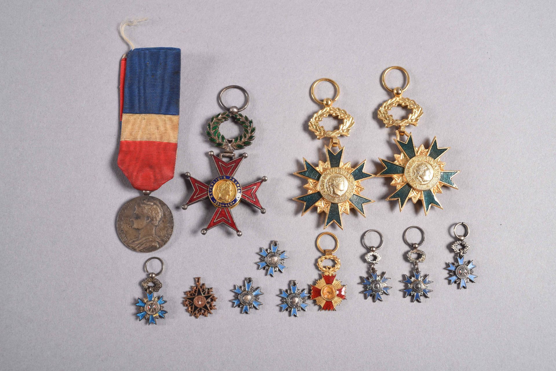 FRANCE. Ensemble composé de treize décorations dont : deux insignes de chevalier de l'ONM, métal