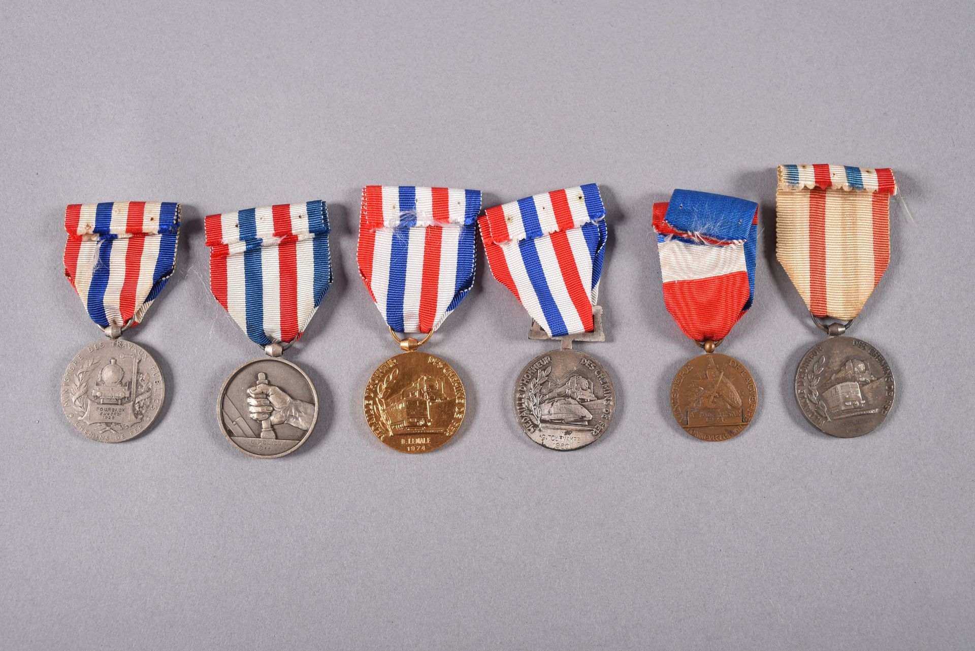 FRANCE. Ensemble de six décorations dont: une médaille des Travaux Publics; quatre médailles du - Image 2 of 2