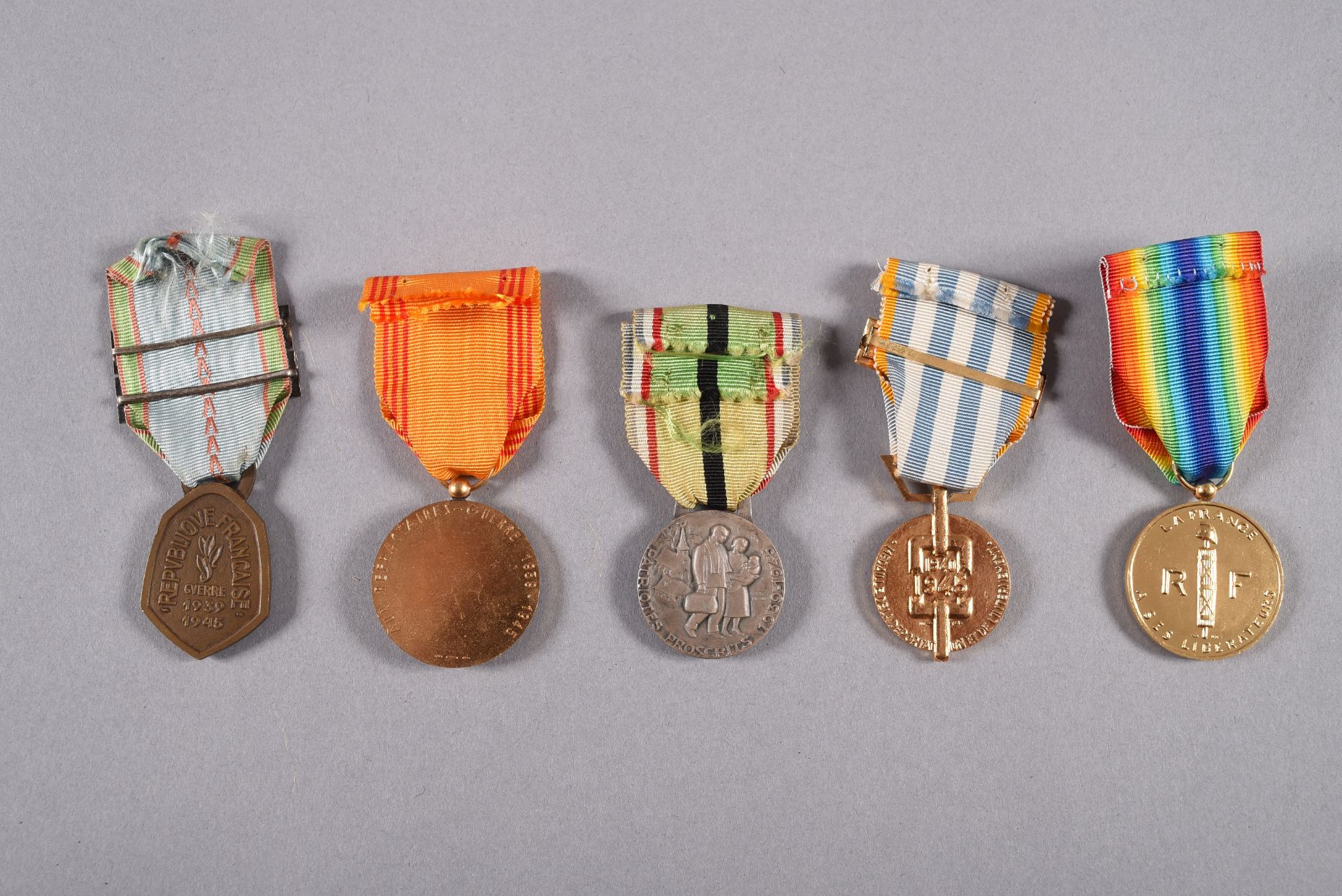 FRANCE. Ensemble de cinq décorations dont: une médaille commémorative de 1939/45 avec agrafes France - Image 2 of 2