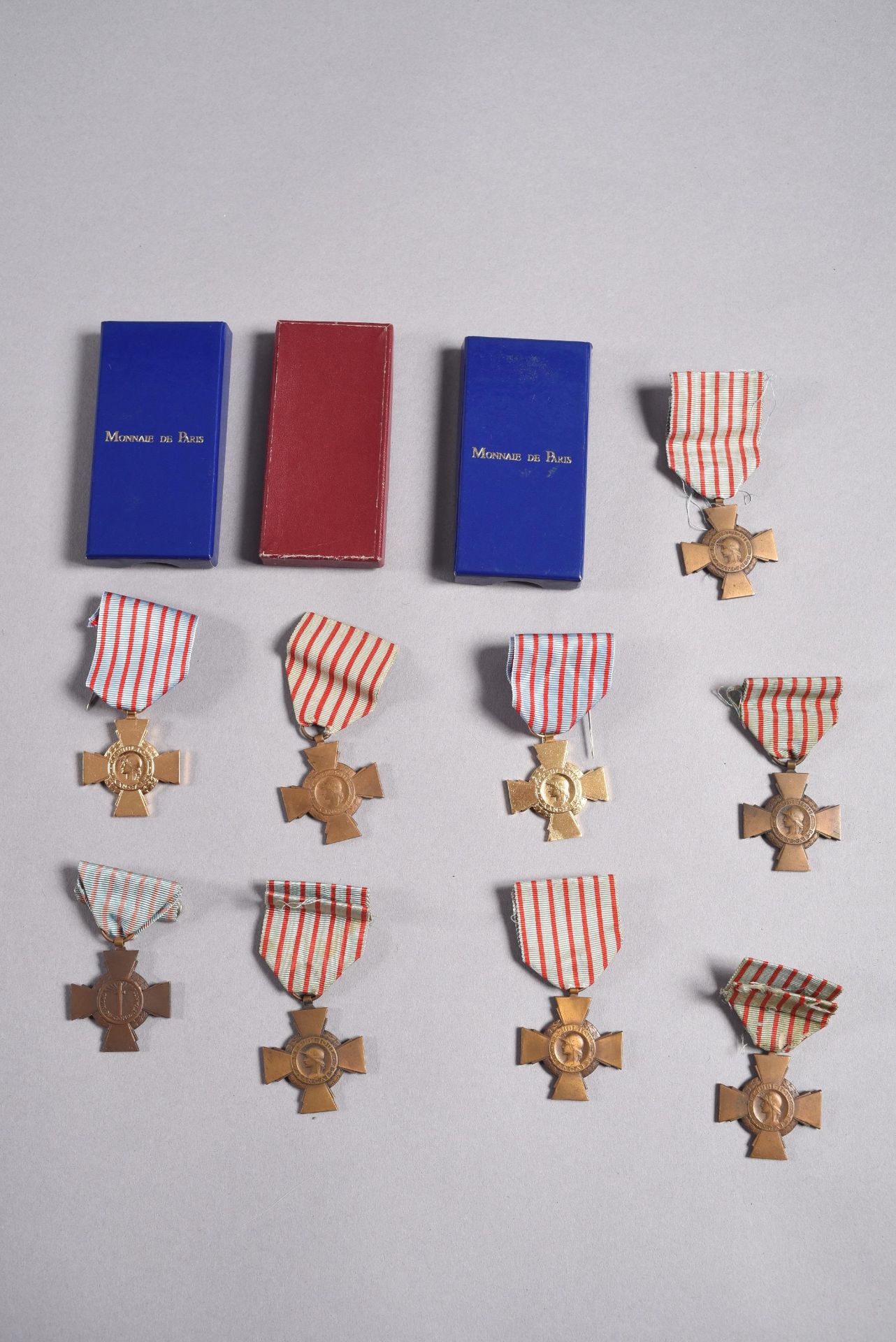 FRANCE. Ensemble composé de neuf croix du combattant, bronze doré, bronze et ruban. Différents - Image 2 of 2