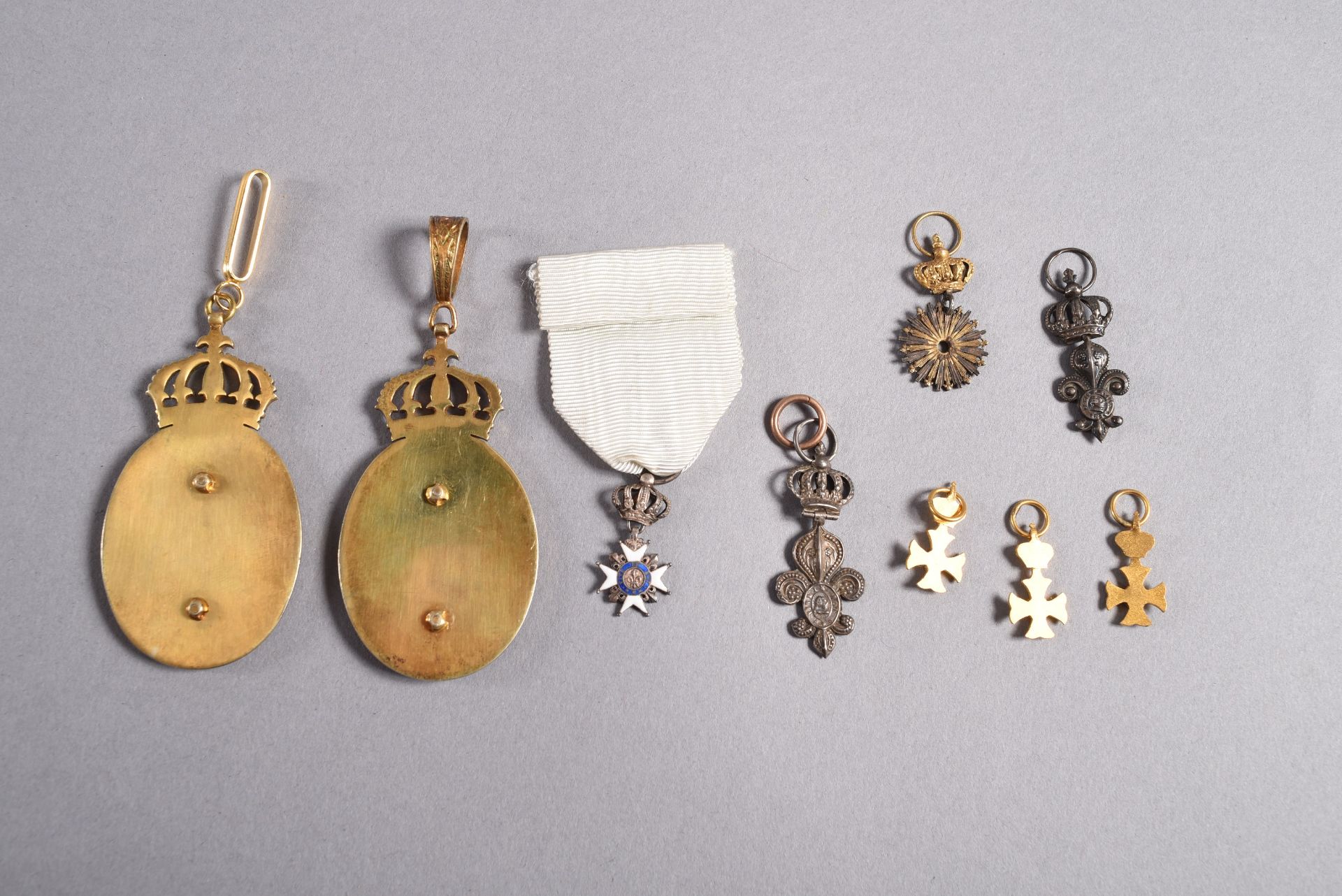 FRANCE. Ensemble composé de sept décorations dont: trois miniatures en bronze doré et émail centrées - Image 2 of 2