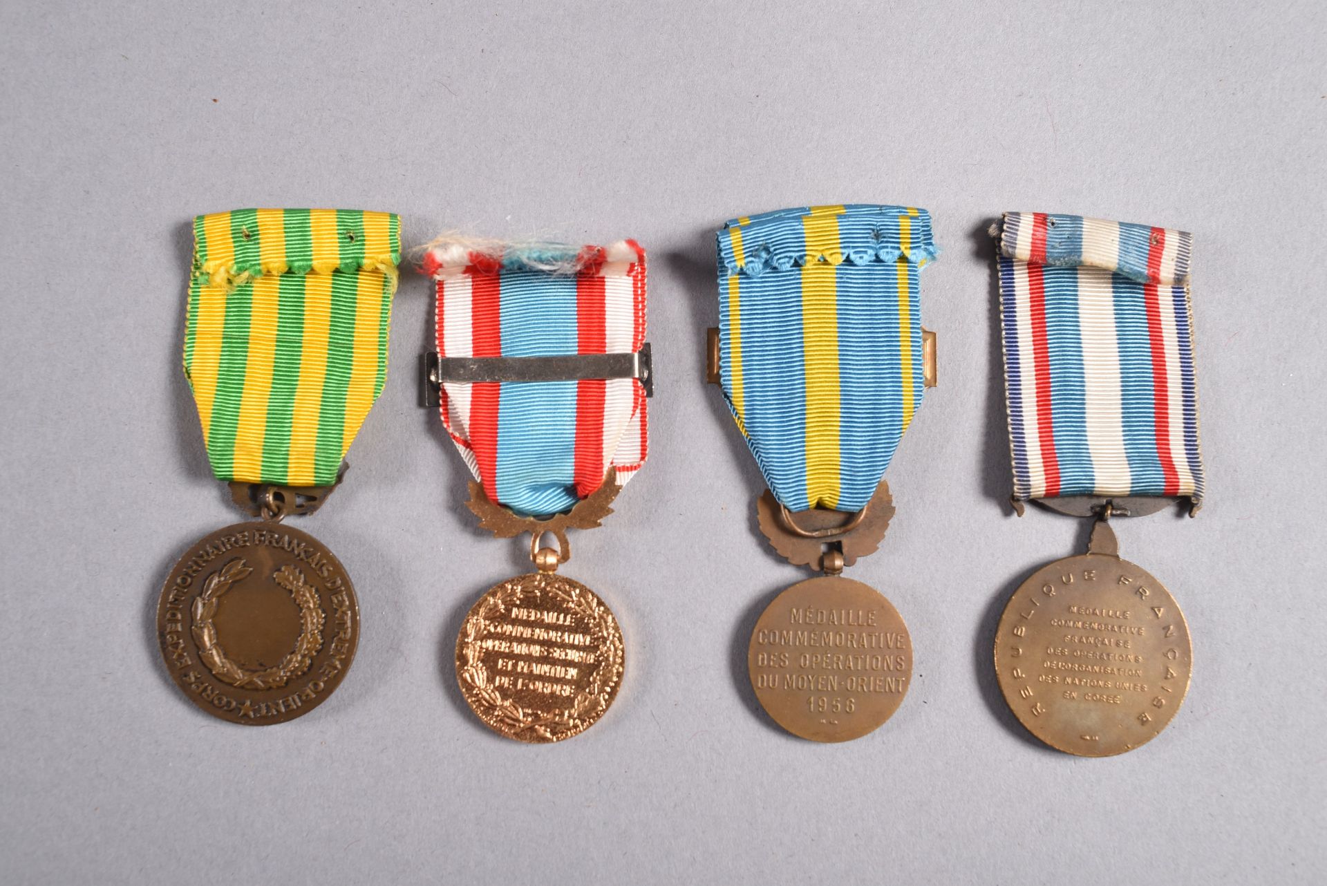 FRANCE. Ensemble de quatre médailles dont: une médaille de l'Indochine; une médaille de Corée du - Image 2 of 2