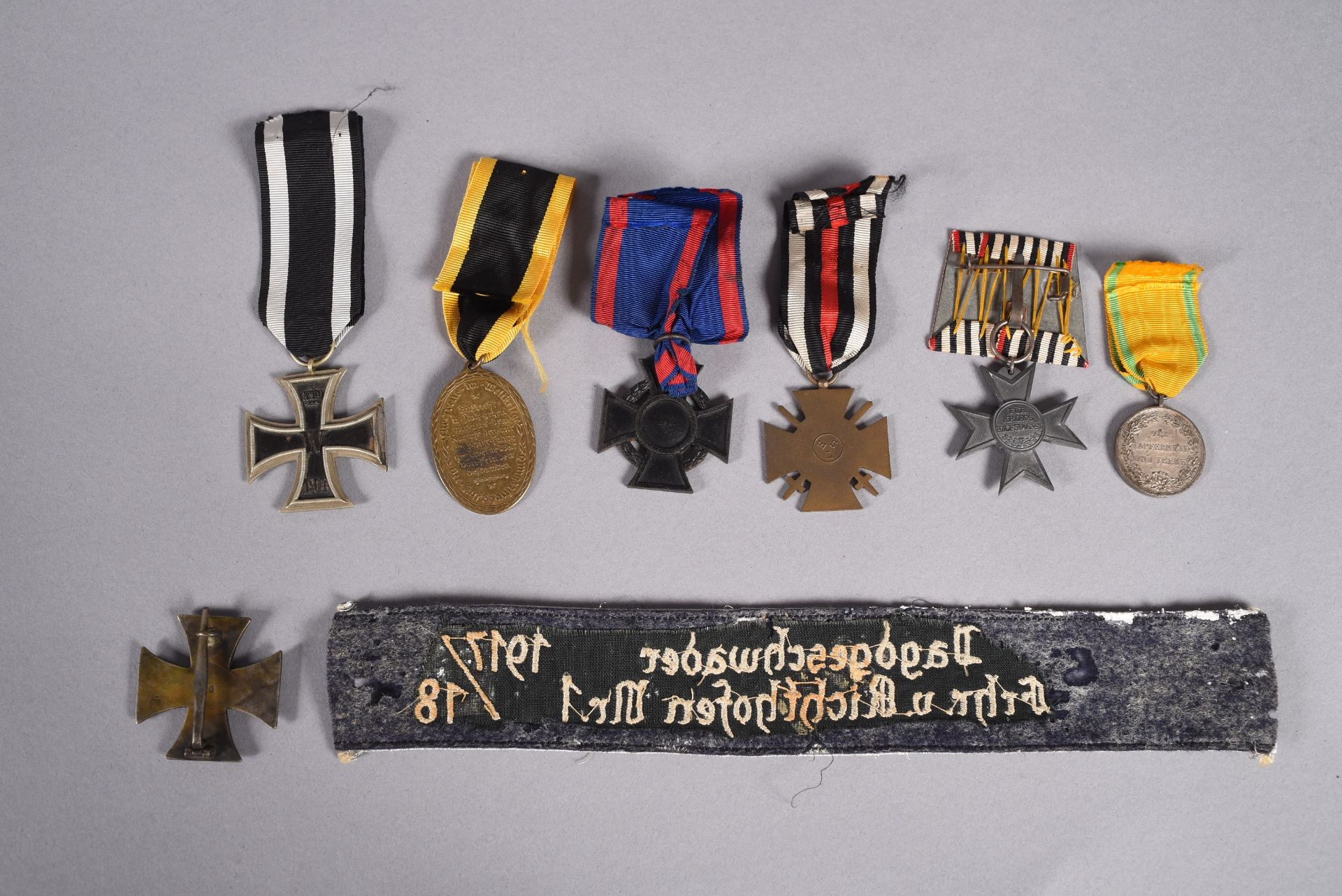 ALLEMAGNE. Ensemble de sept décorations dont: une EK2 1914; une EK1 1870 (copie); une médaille - Image 2 of 2