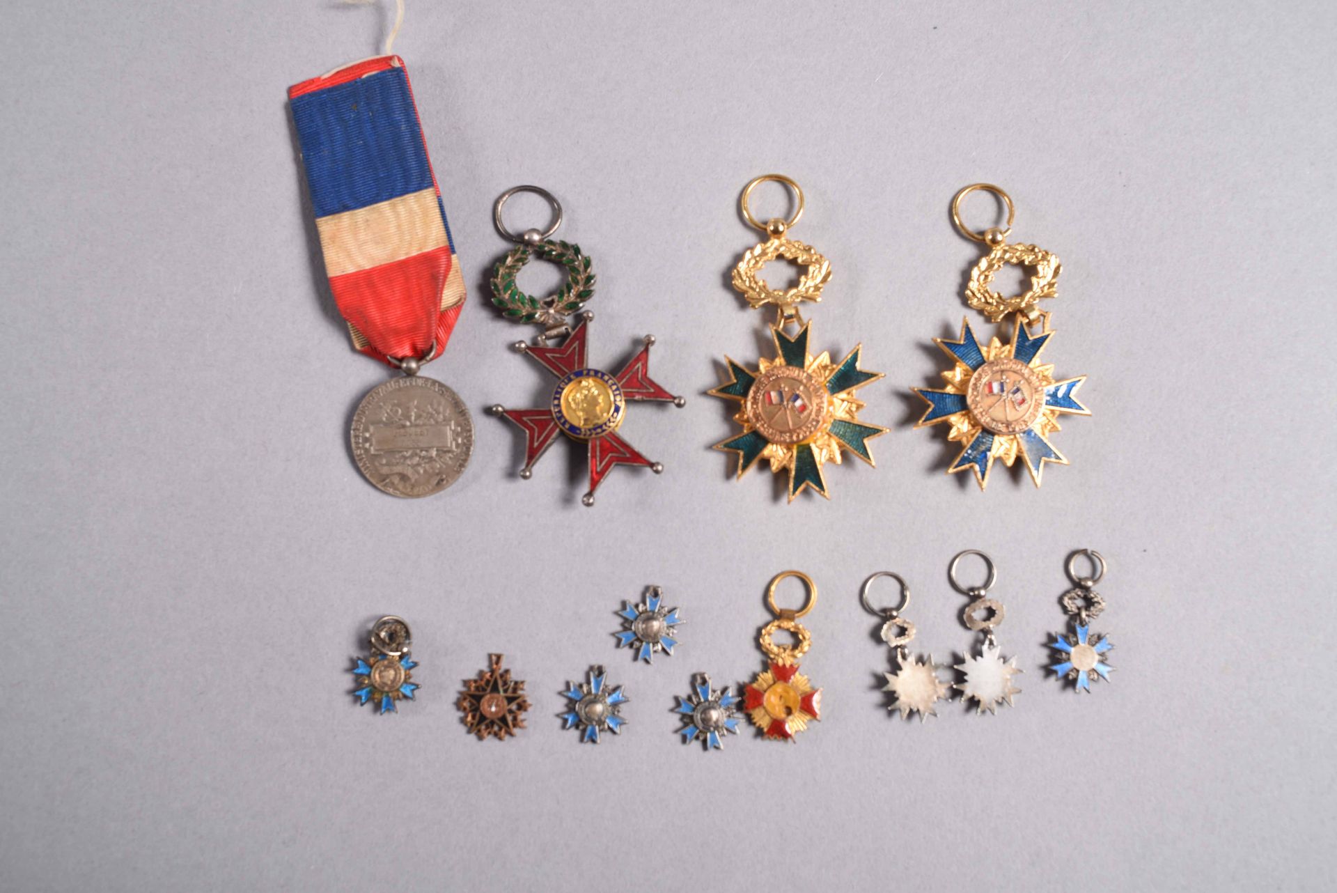 FRANCE. Ensemble composé de treize décorations dont : deux insignes de chevalier de l'ONM, métal - Image 2 of 2