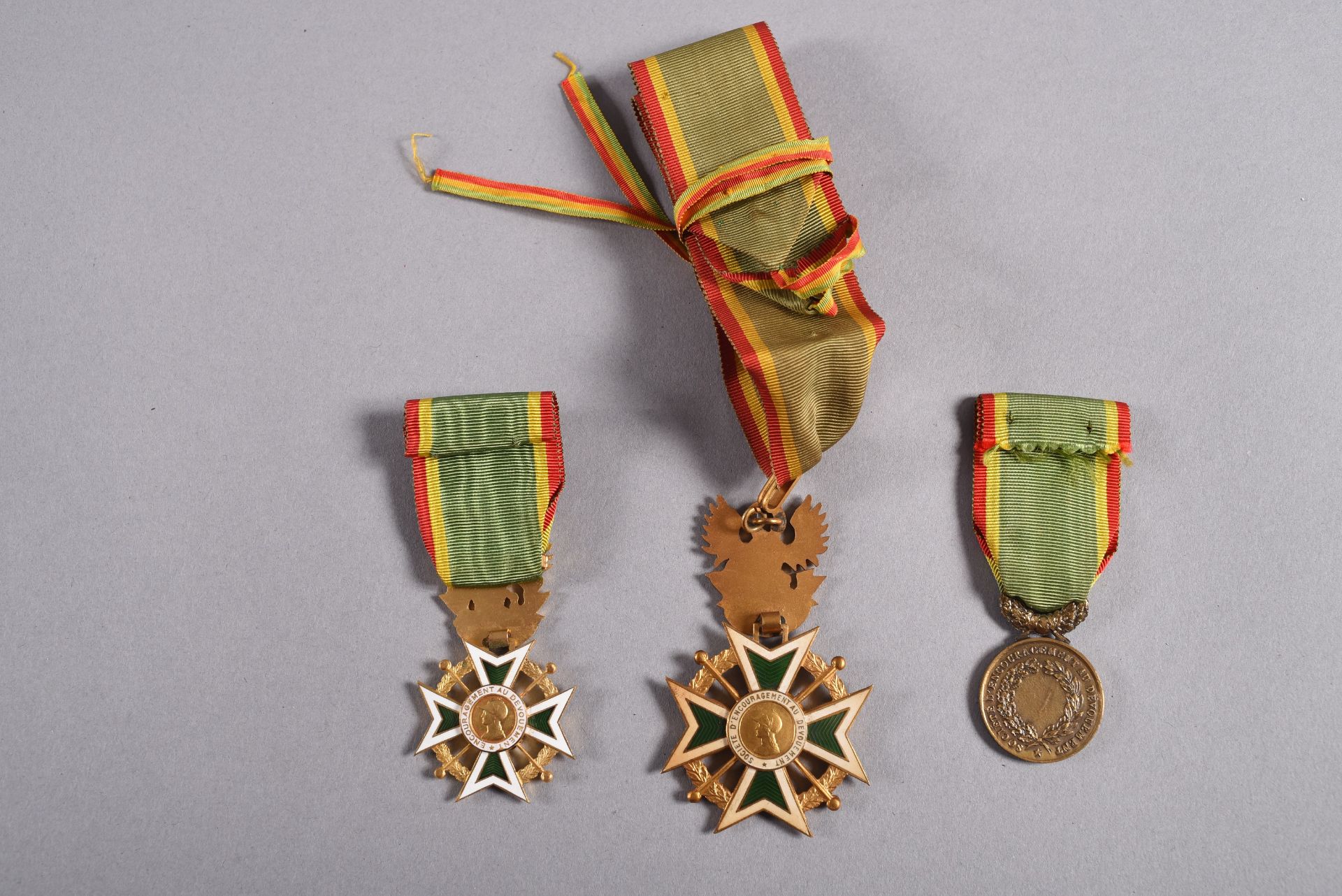 FRANCE. Ensemble de trois médailles d'encouragement au dévouement dont une commandeur, une chevalier - Image 2 of 2