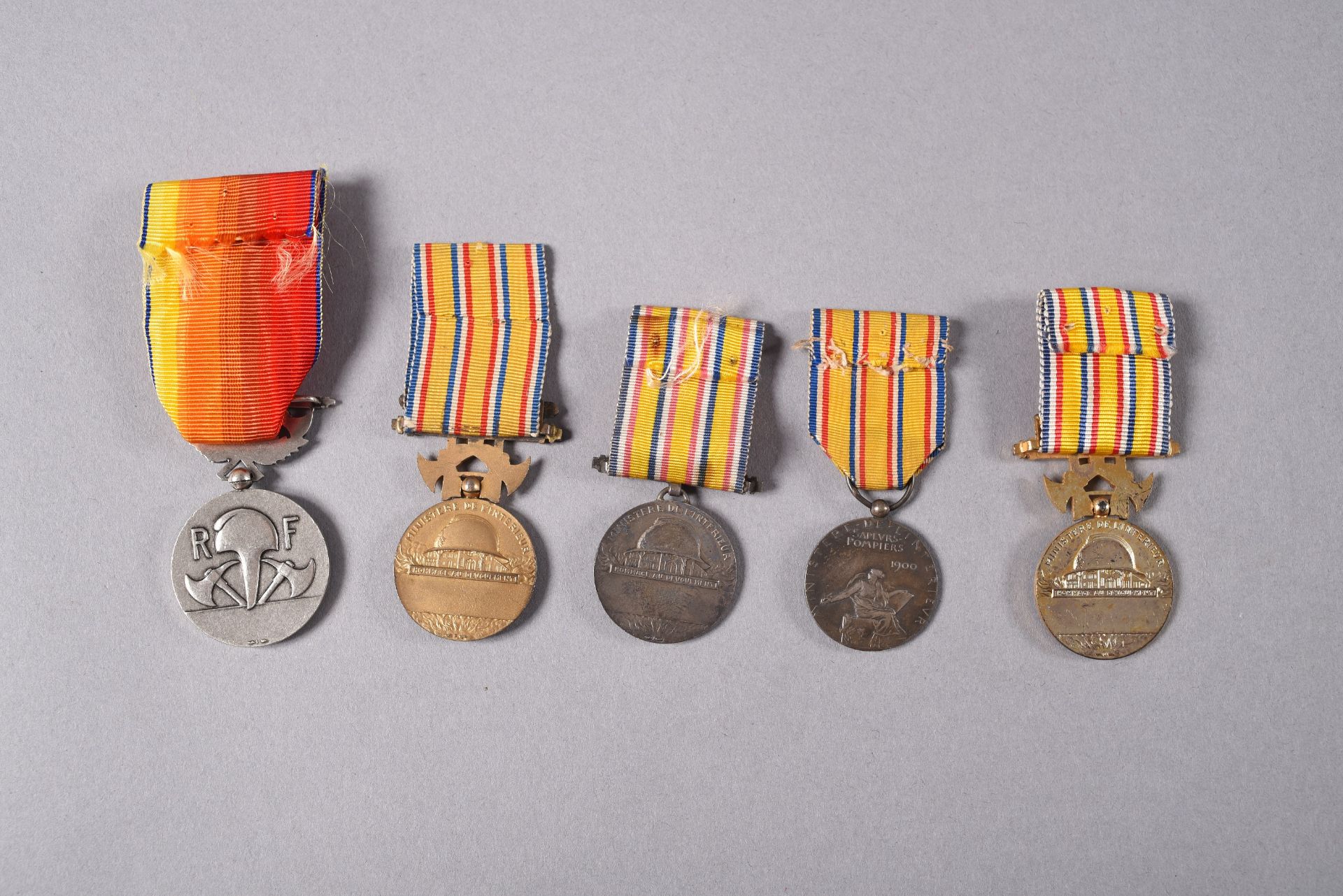 FRANCE. Ensemble de cinq médailles "Honneur et Dévouement" des sapeurs-pompiers, différents grades - Image 2 of 2