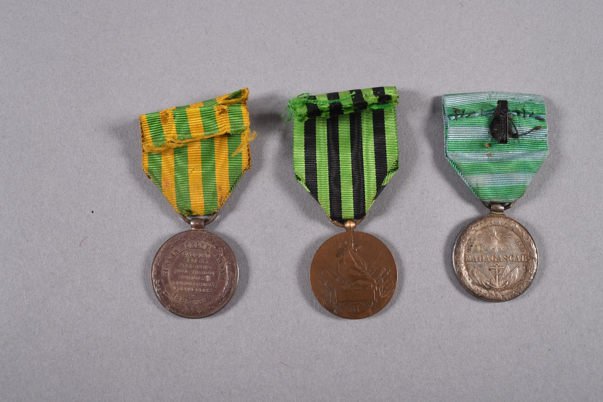 FRANCE. Ensemble de trois médailles dont : une de l’expédition du Tonkin; une de l’expédition de - Image 2 of 2