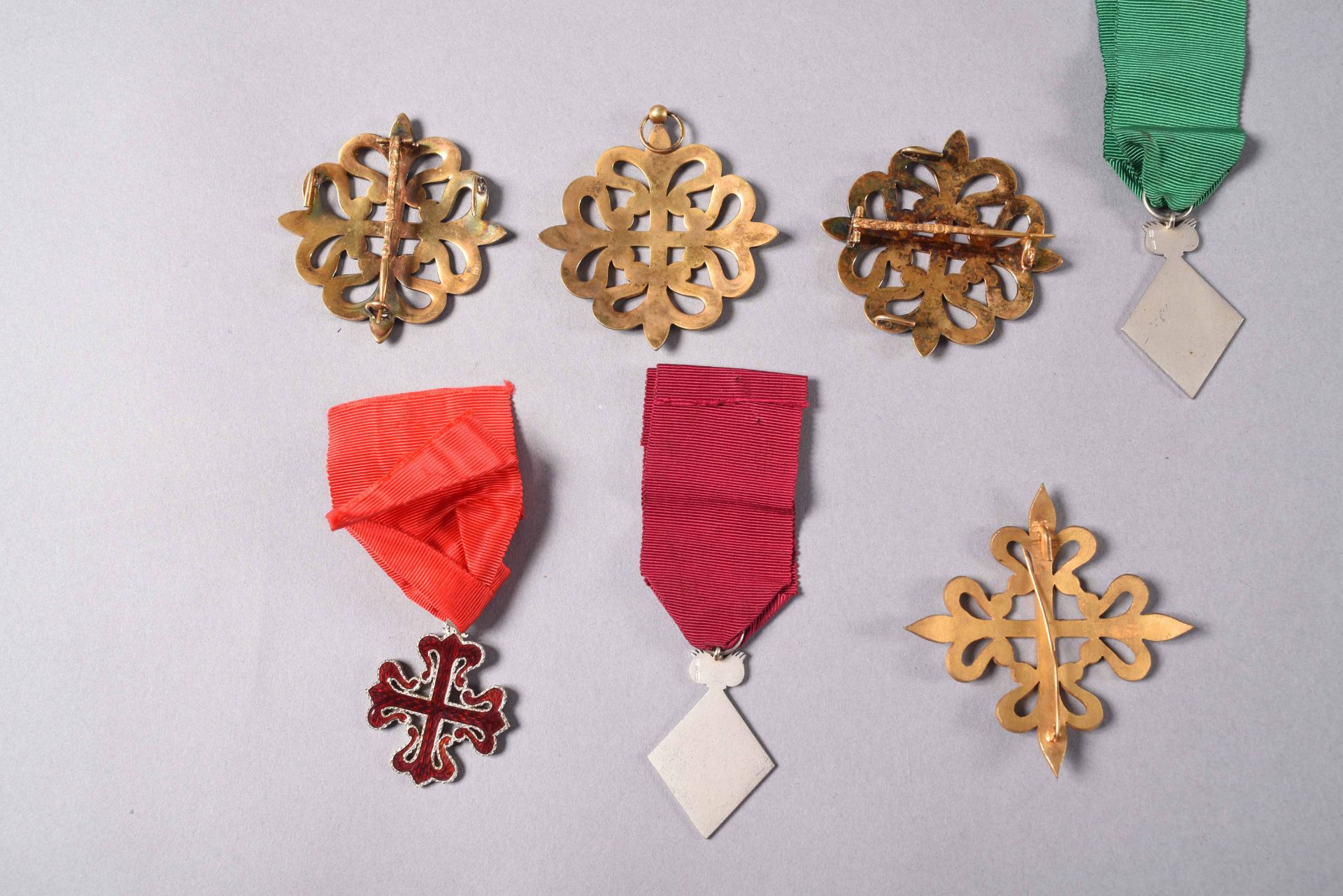 ESPAGNE. Ensemble composé de sept décorations dont: un insigne de l'ordre militaire d'Alcantara, - Image 2 of 2
