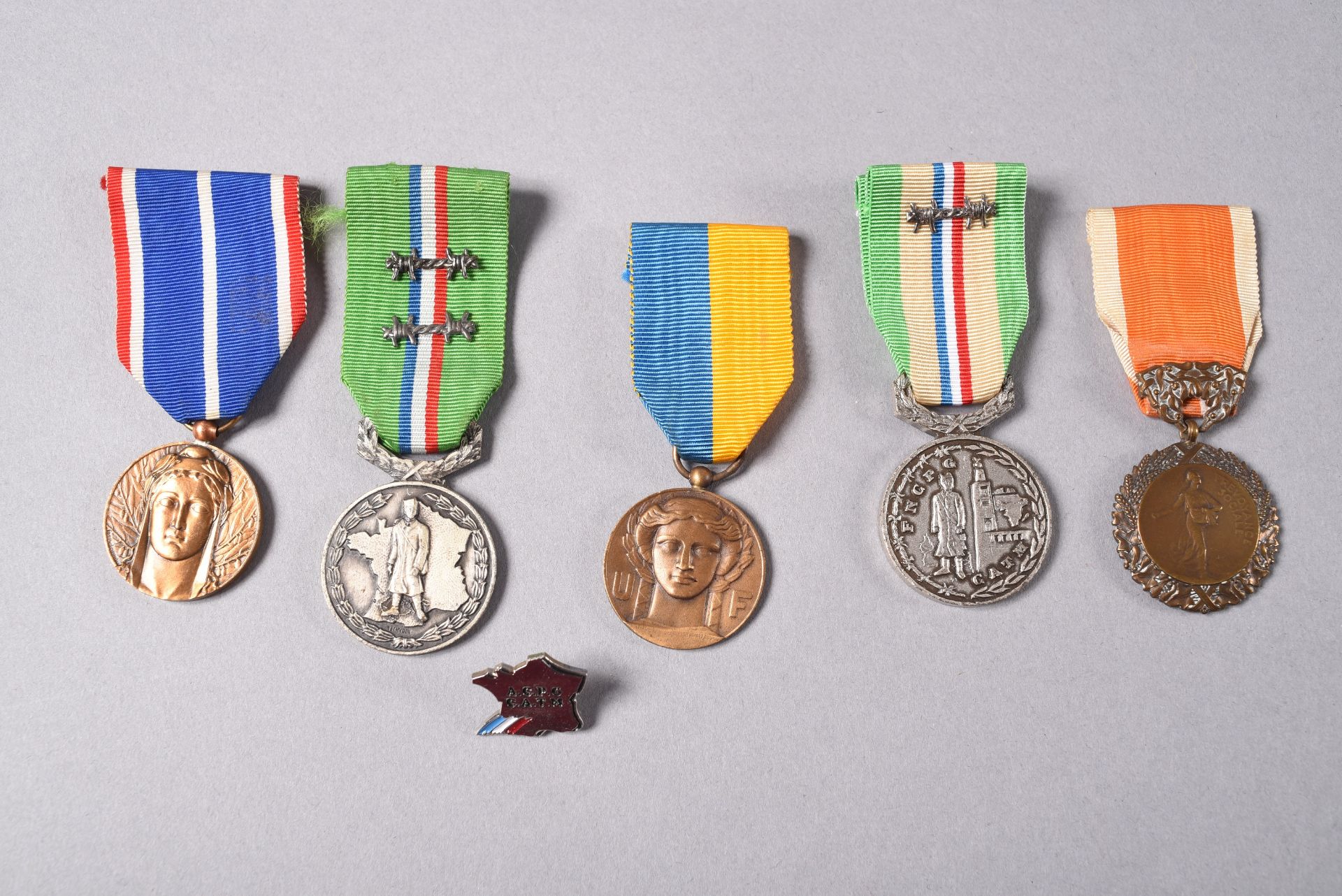 FRANCE. Ensemble de cinq décorations dont: deux médailles de la FNCPG; une médaille Rhénanie-Ruhr-