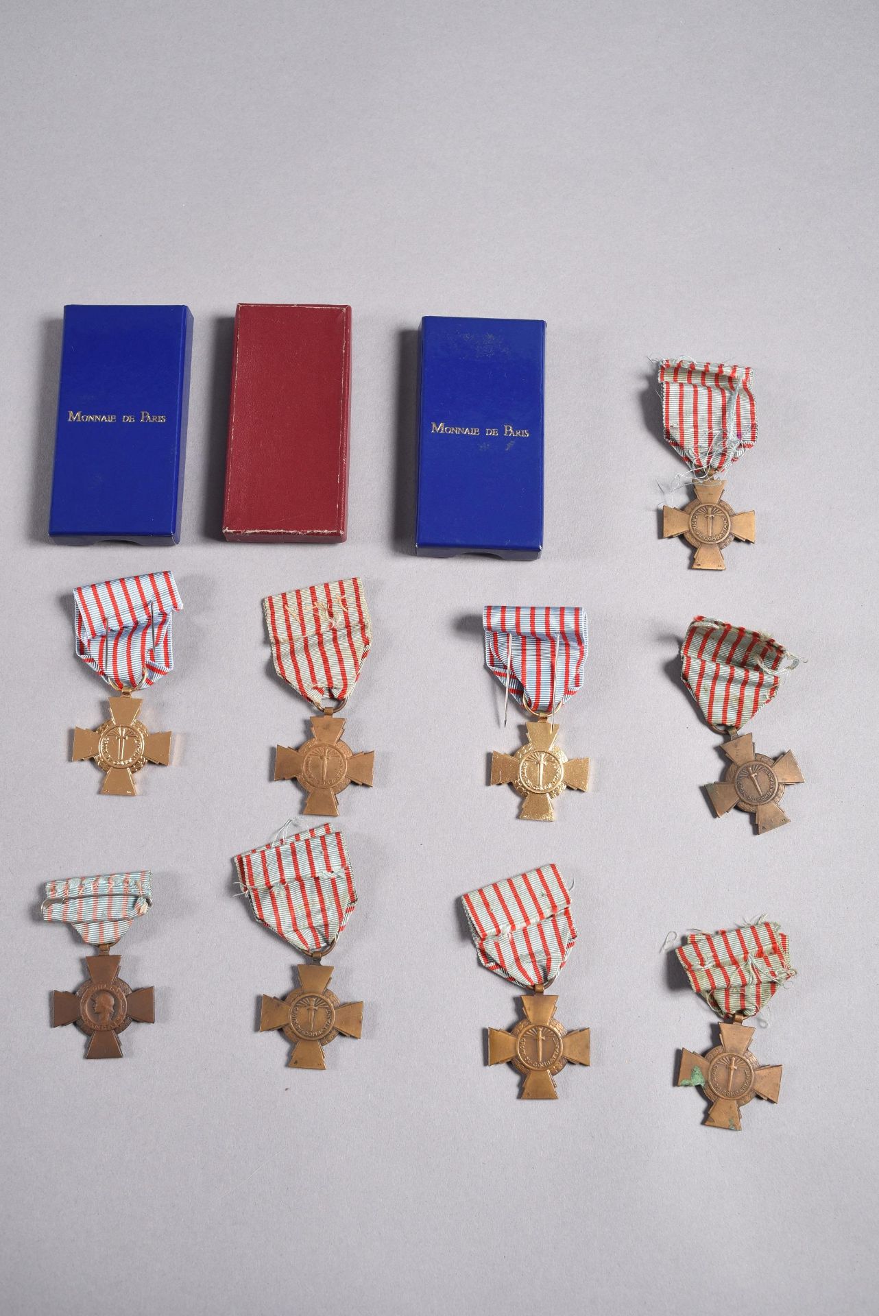 FRANCE. Ensemble composé de neuf croix du combattant, bronze doré, bronze et ruban. Différents