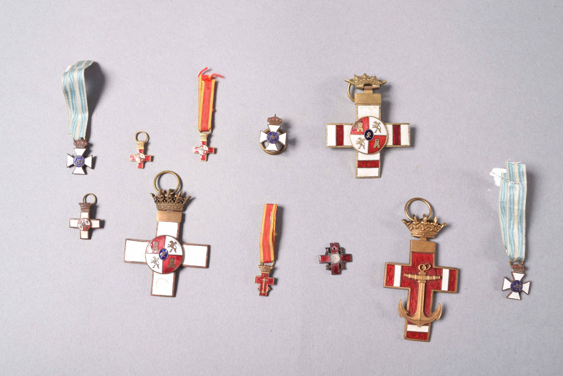 ESPAGNE. Ensemble composé de onze décorations dont: trois insignes miniatures de l'ordre de Saint-