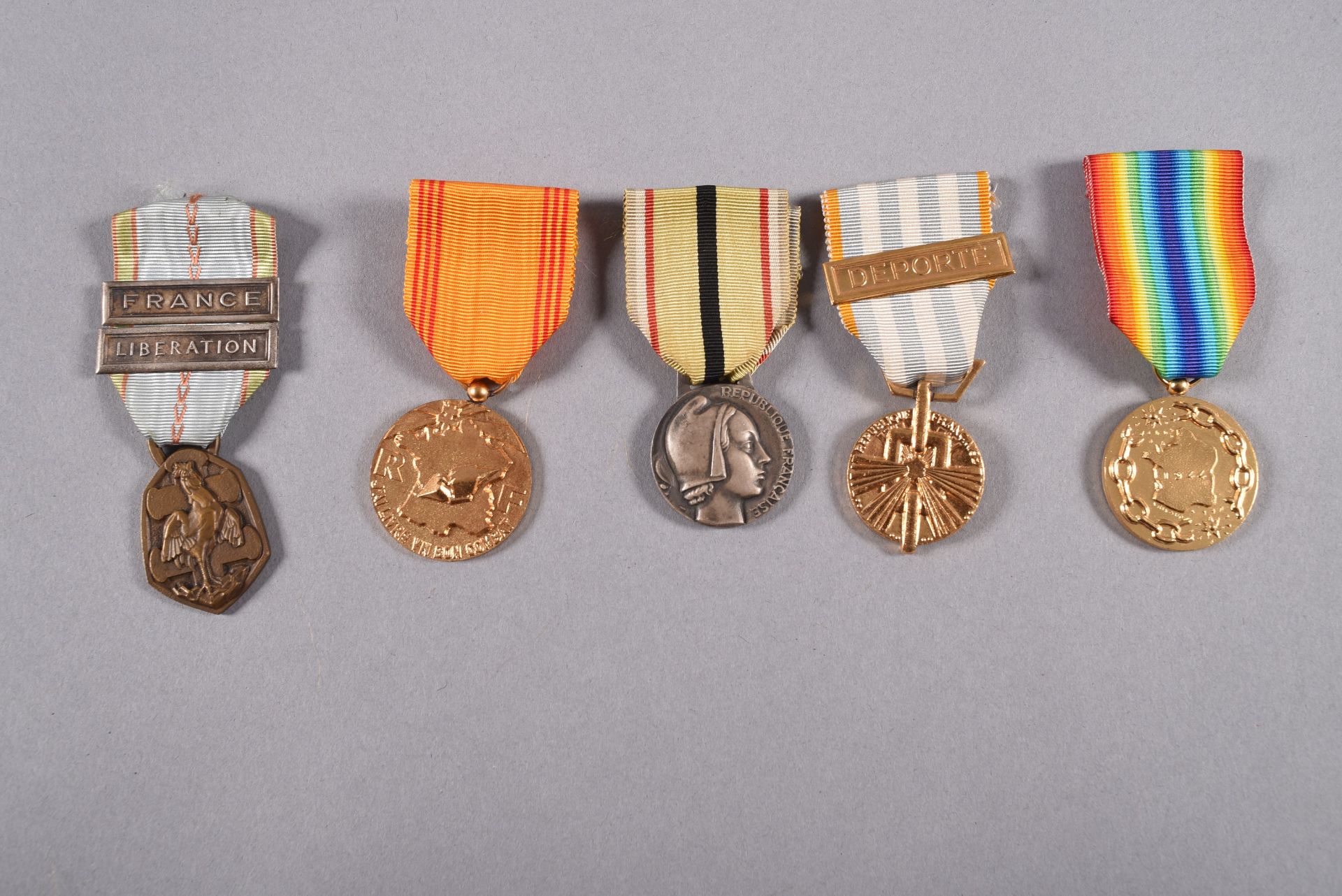 FRANCE. Ensemble de cinq décorations dont: une médaille commémorative de 1939/45 avec agrafes France